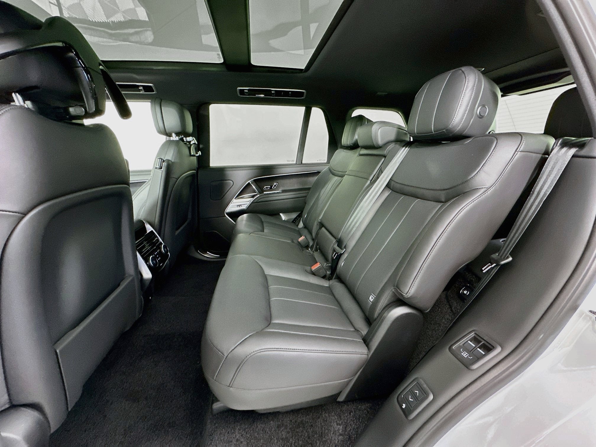 2027 Land Rover Range Rover SE LWB