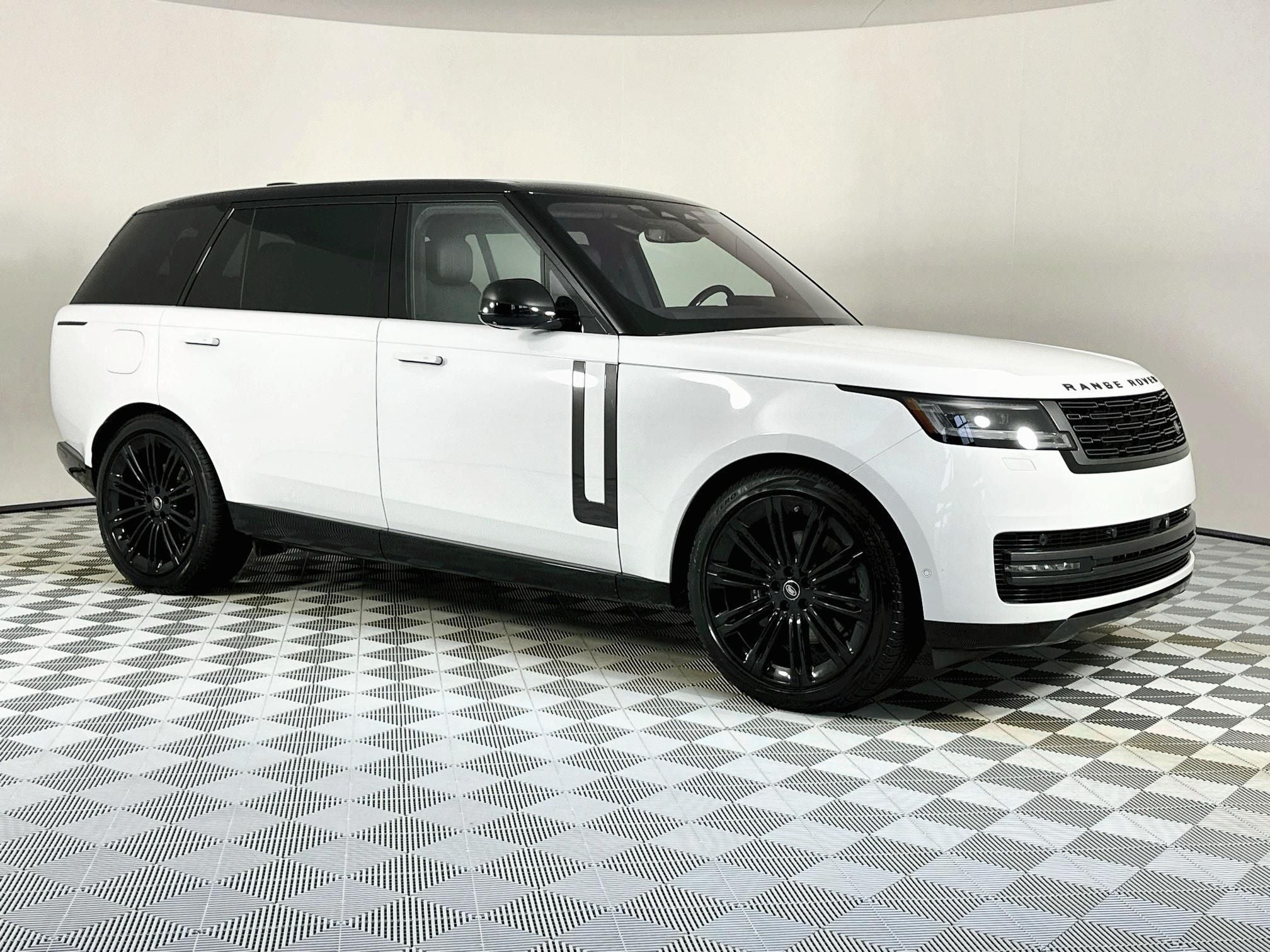 2023 Land Rover Range Rover SE LWB