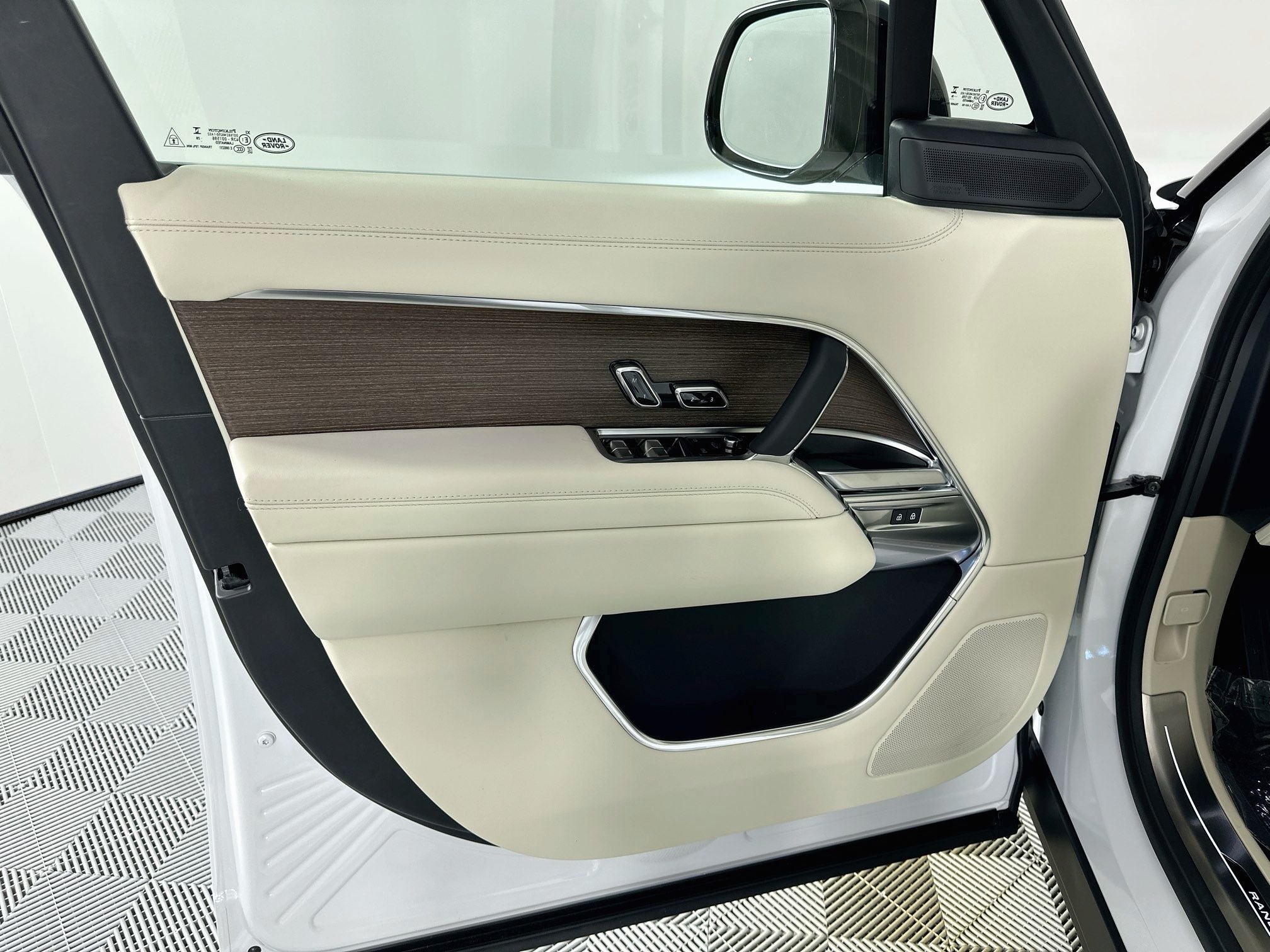 2027 Land Rover Range Rover SE LWB