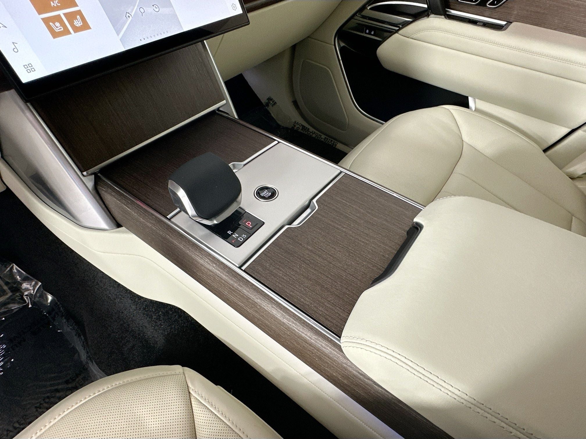 2025 Land Rover Range Rover SE LWB