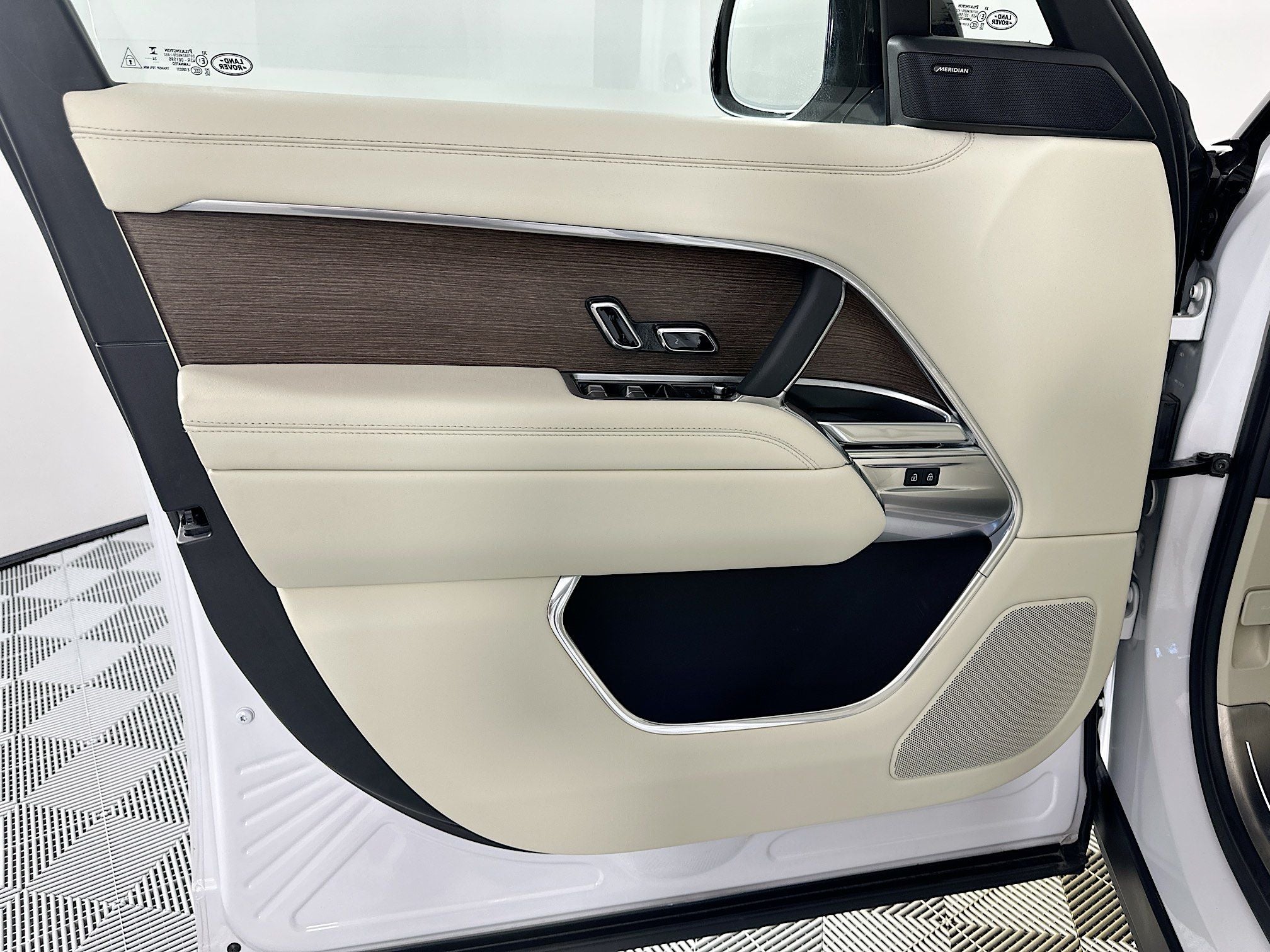 2025 Land Rover Range Rover SE LWB