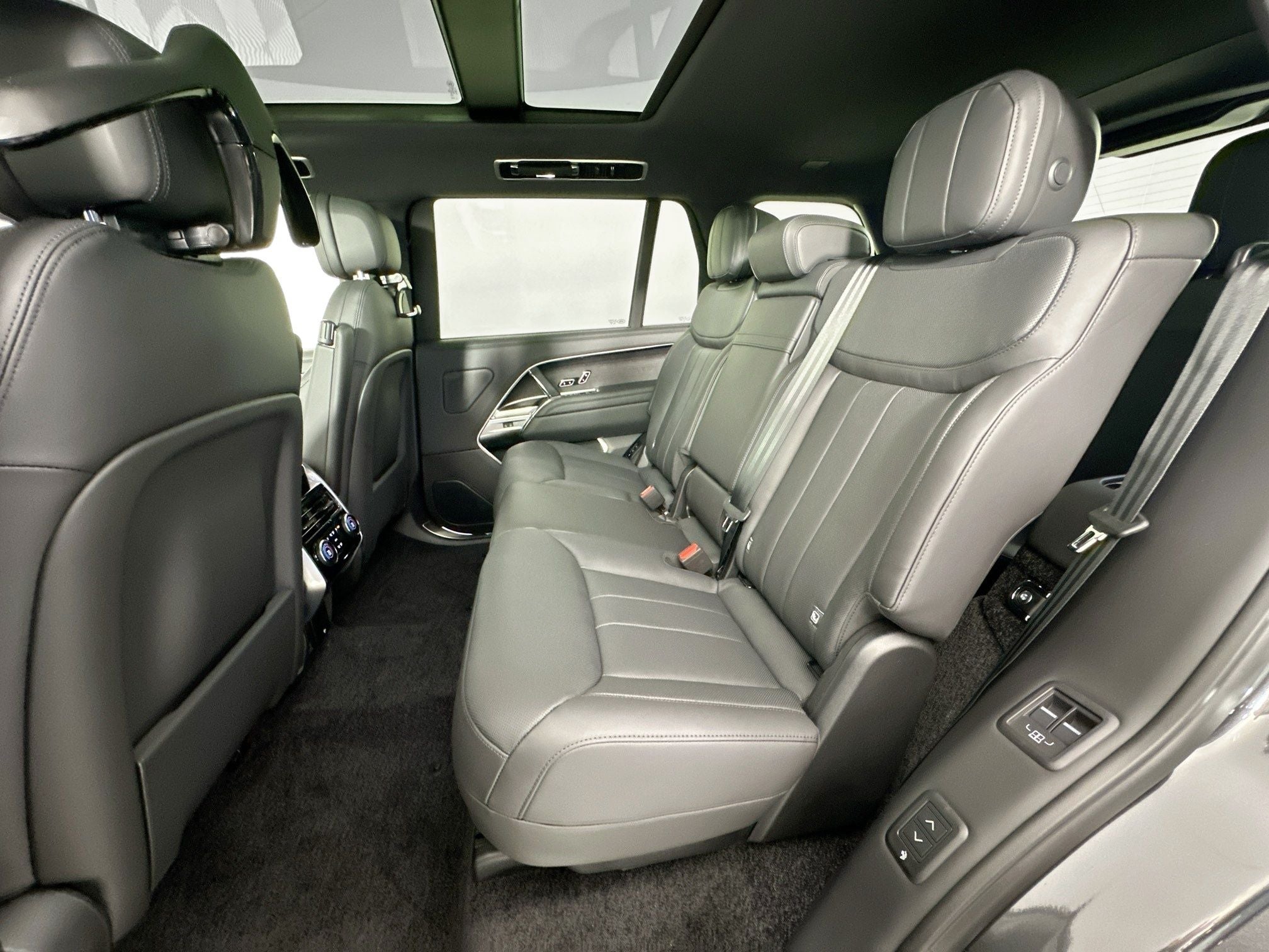 2026 Land Rover Range Rover SE LWB