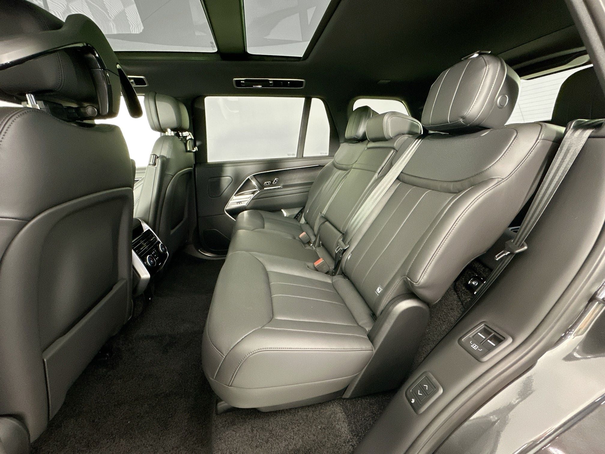 2026 Land Rover Range Rover SE LWB
