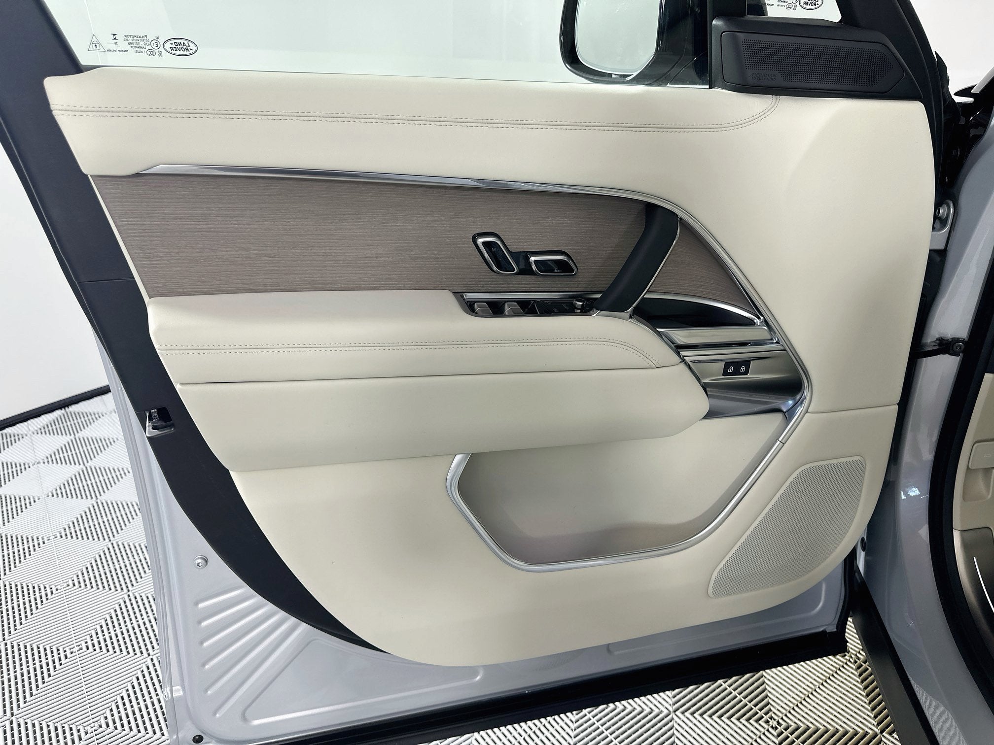 2027 Land Rover Range Rover SE LWB