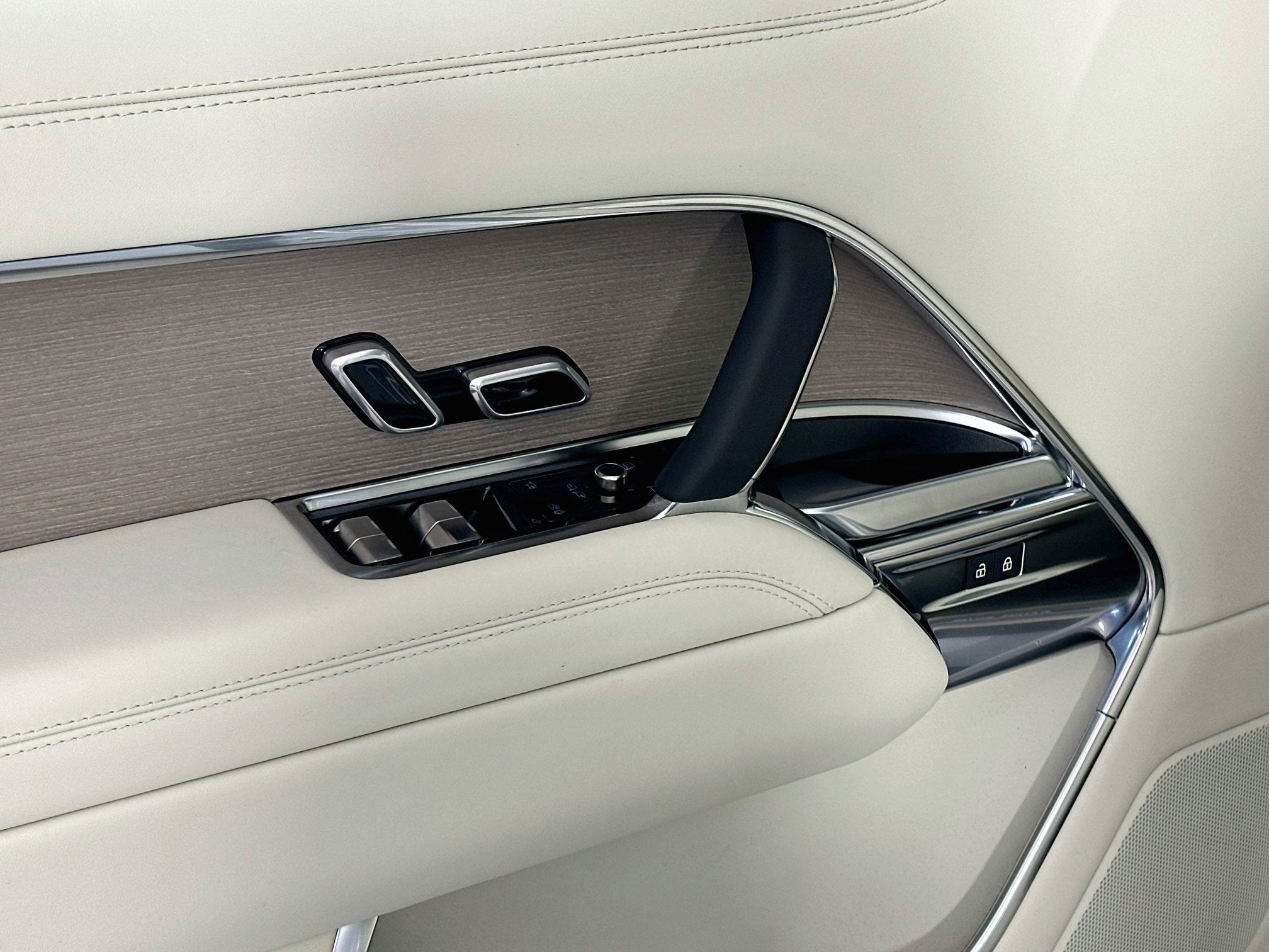 2027 Land Rover Range Rover SE LWB