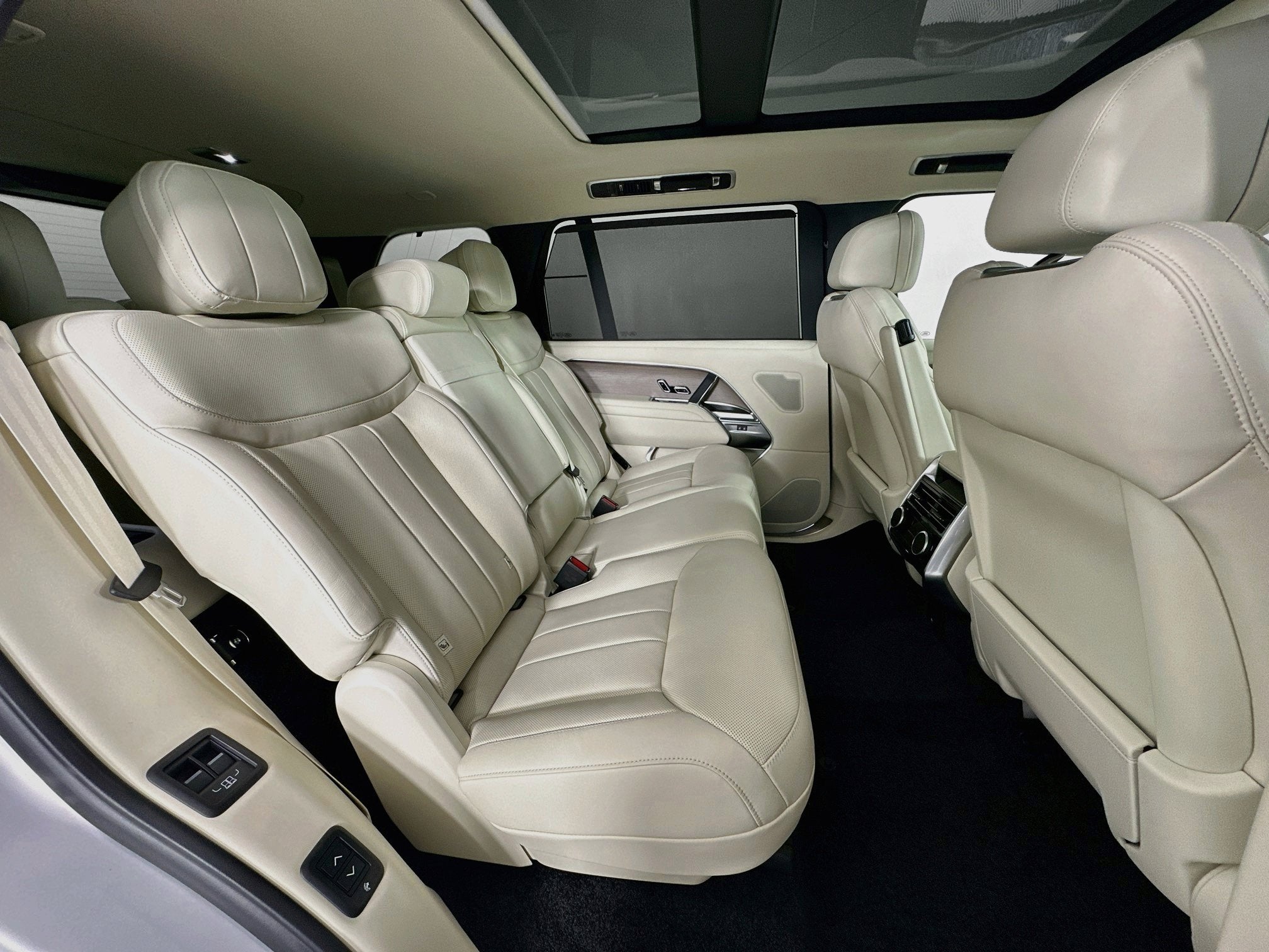 2027 Land Rover Range Rover SE LWB