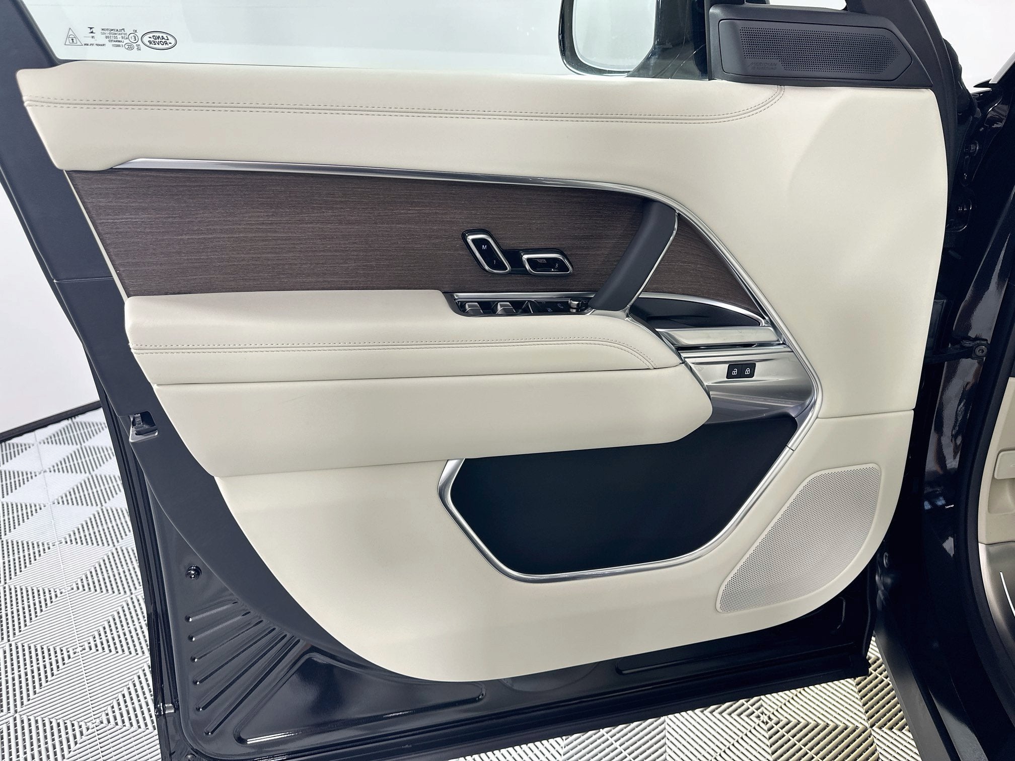 2027 Land Rover Range Rover SE LWB