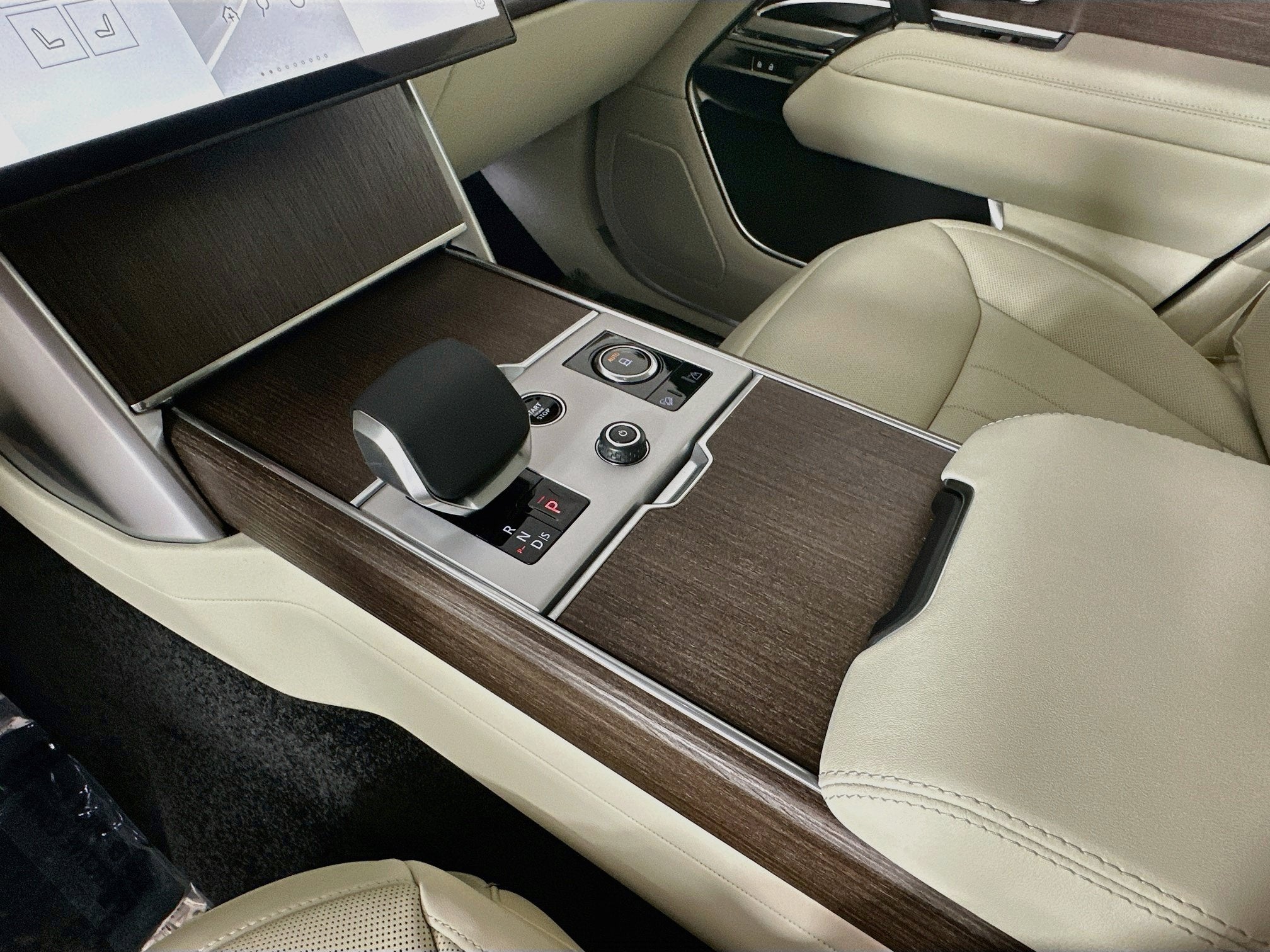 2027 Land Rover Range Rover SE LWB
