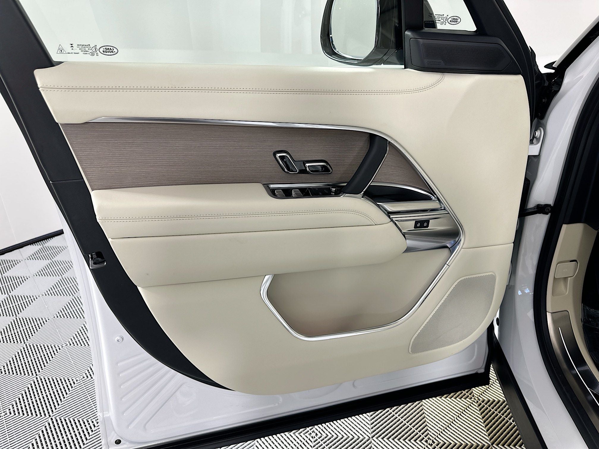 2026 Land Rover Range Rover SE LWB