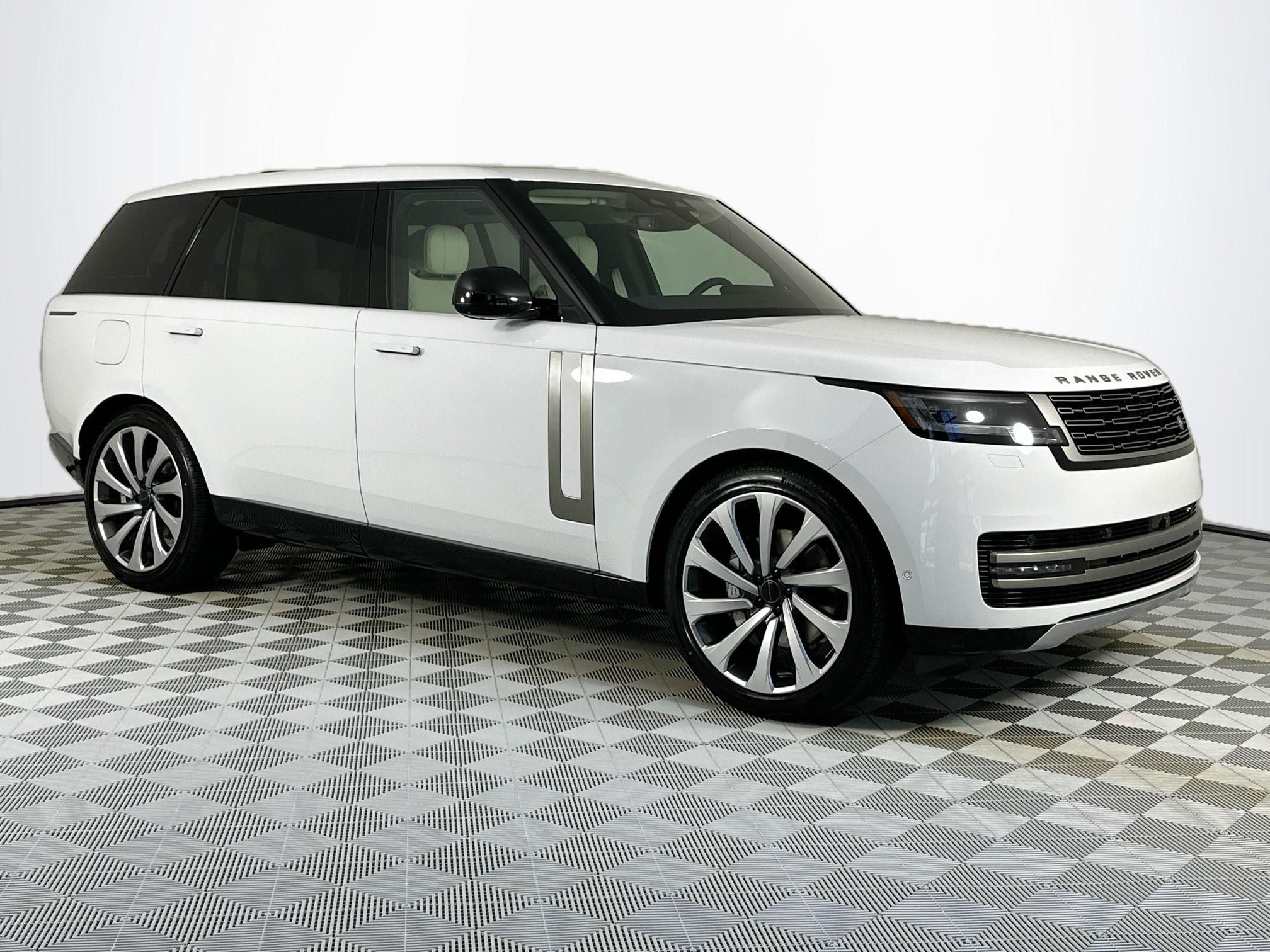 2026 Land Rover Range Rover SE LWB