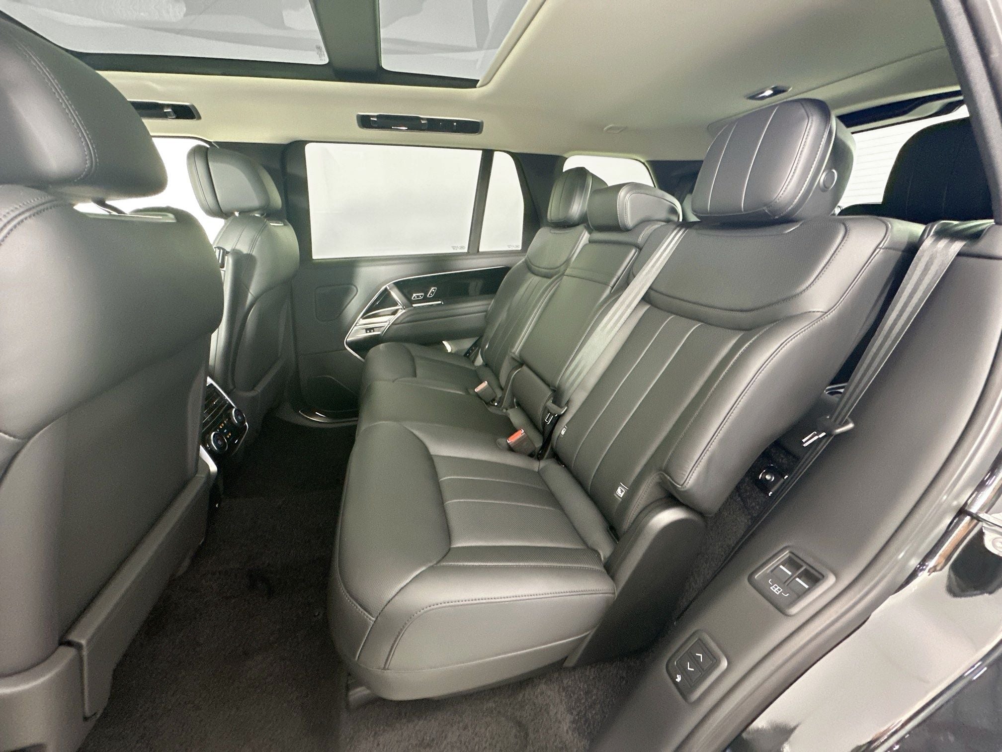 2026 Land Rover Range Rover SE LWB