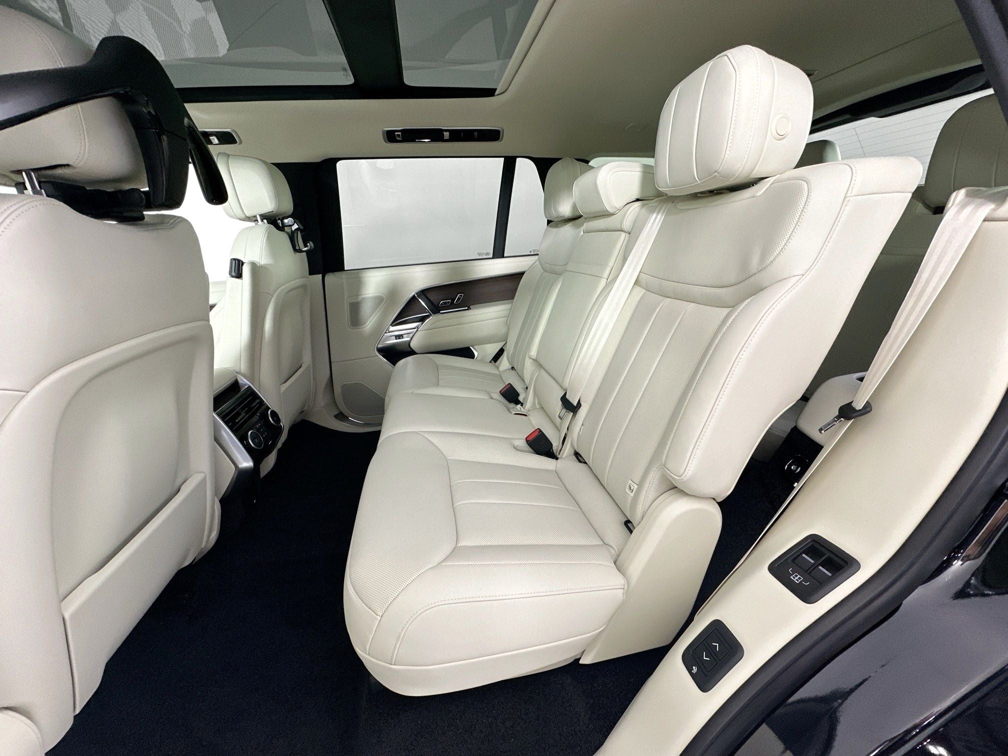 2026 Land Rover Range Rover SE LWB