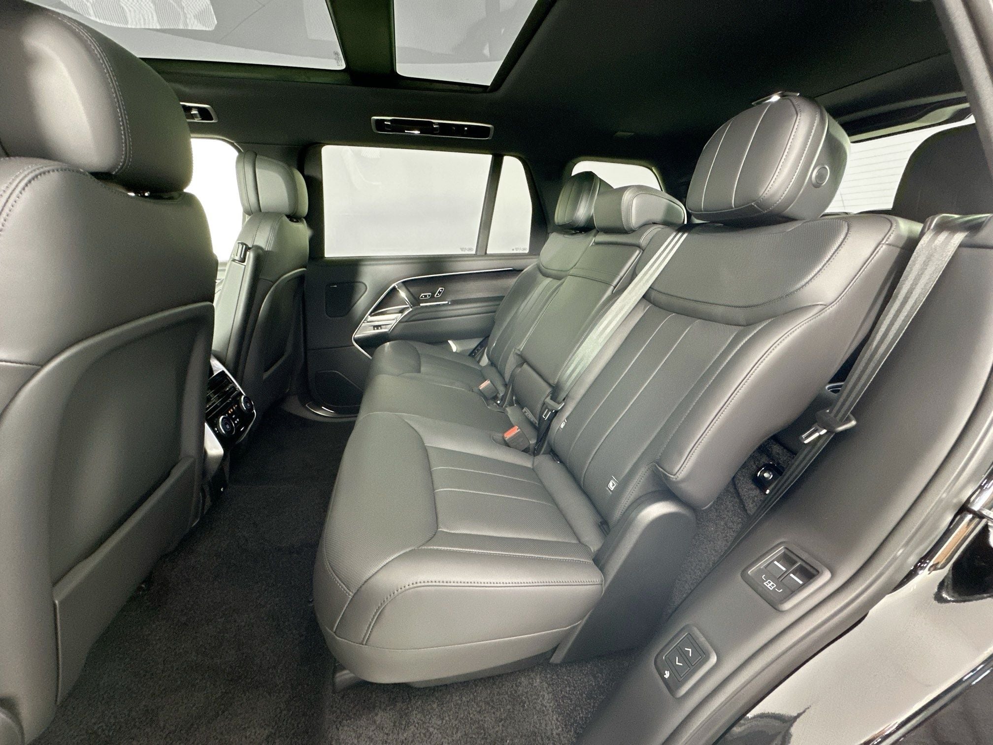 2026 Land Rover Range Rover SE LWB