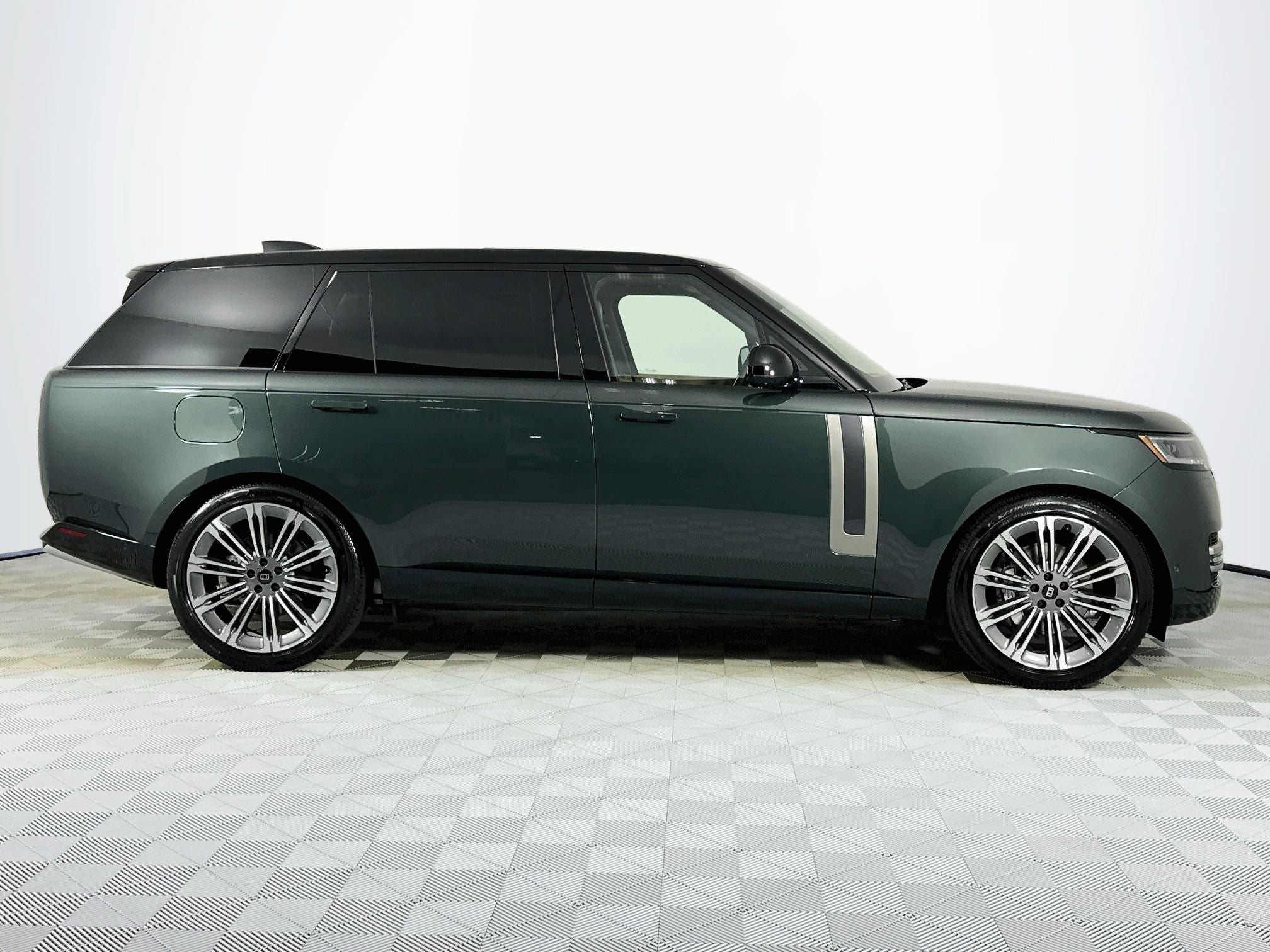 2027 Land Rover Range Rover SE LWB