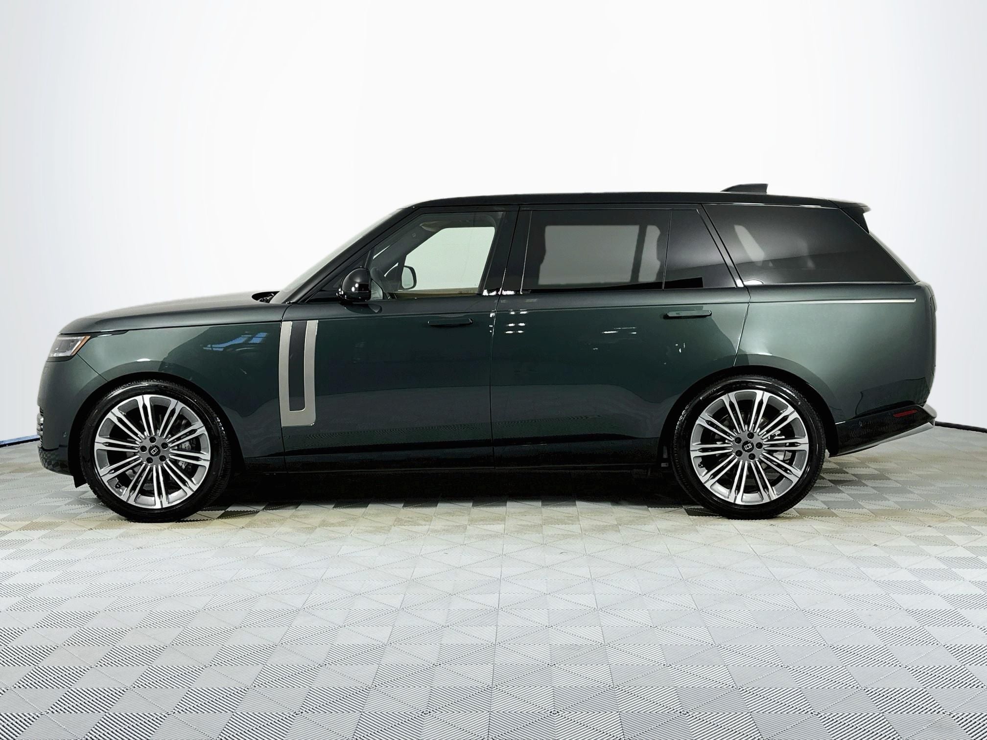 2027 Land Rover Range Rover SE LWB