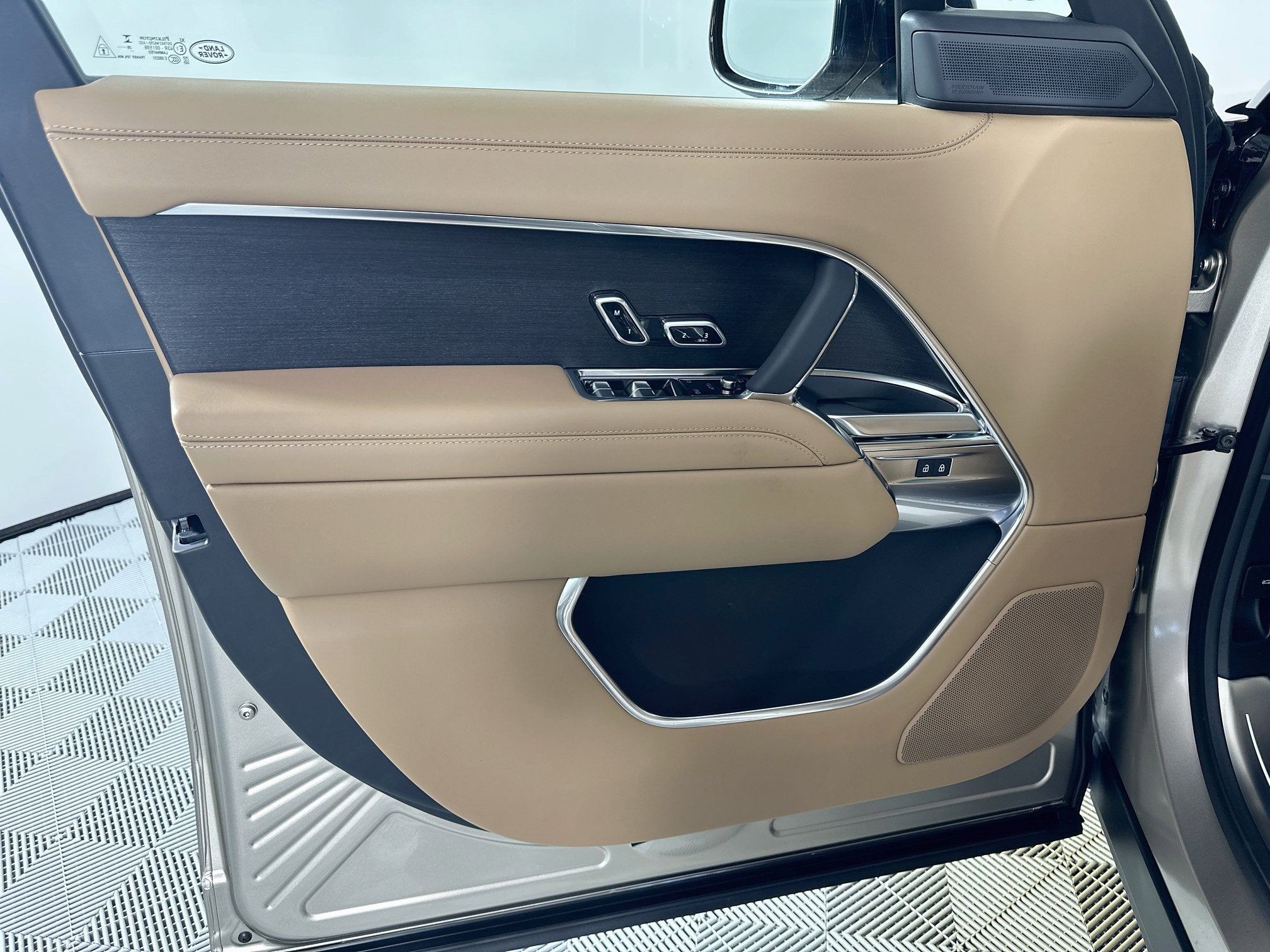 2027 Land Rover Range Rover SE LWB