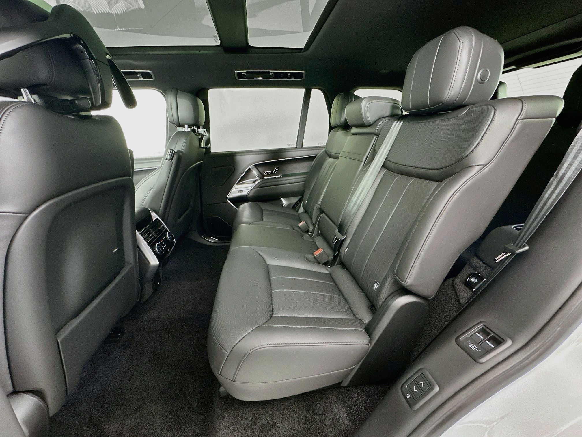 2026 Land Rover Range Rover SE LWB