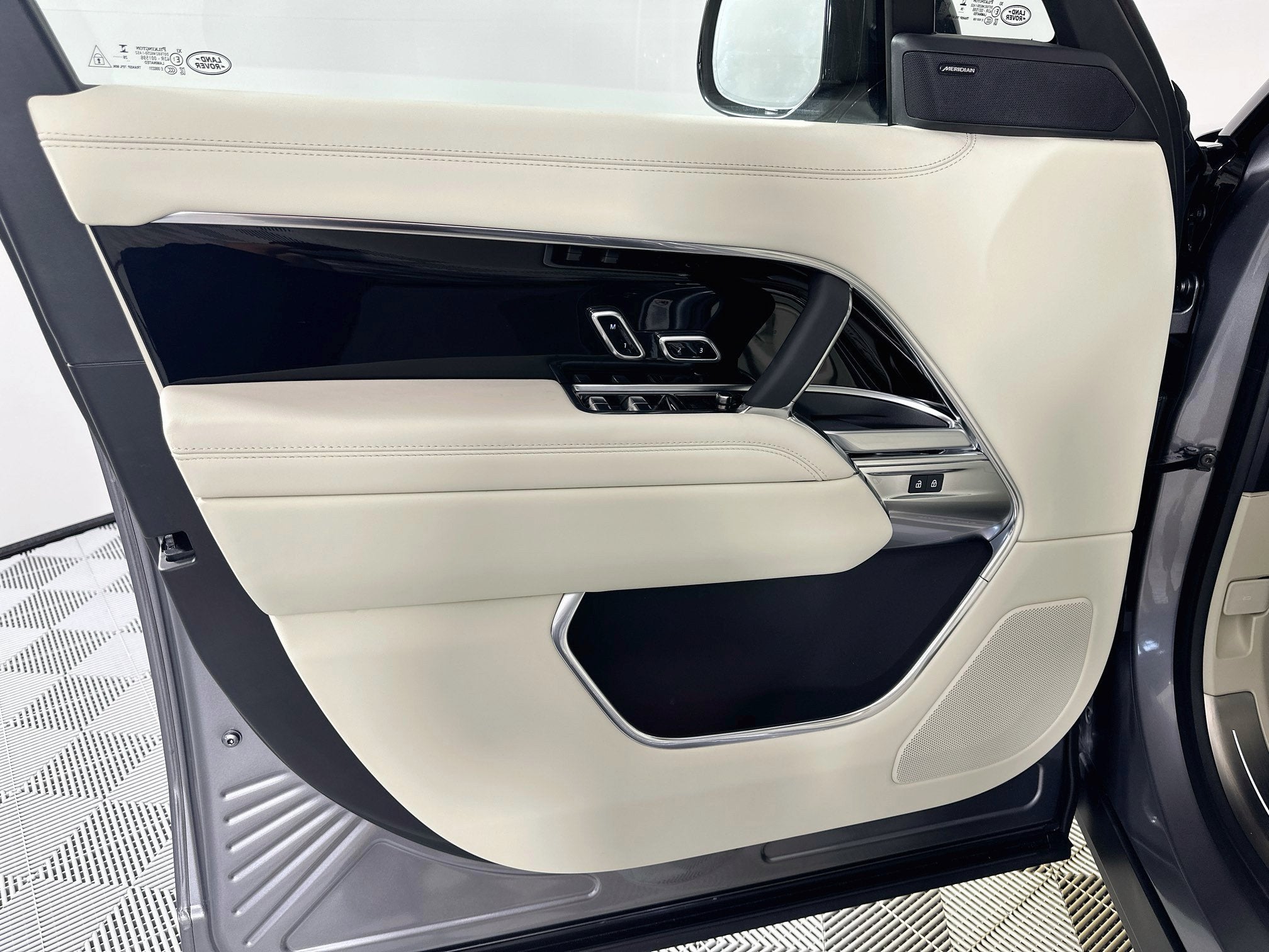 2027 Land Rover Range Rover SE LWB