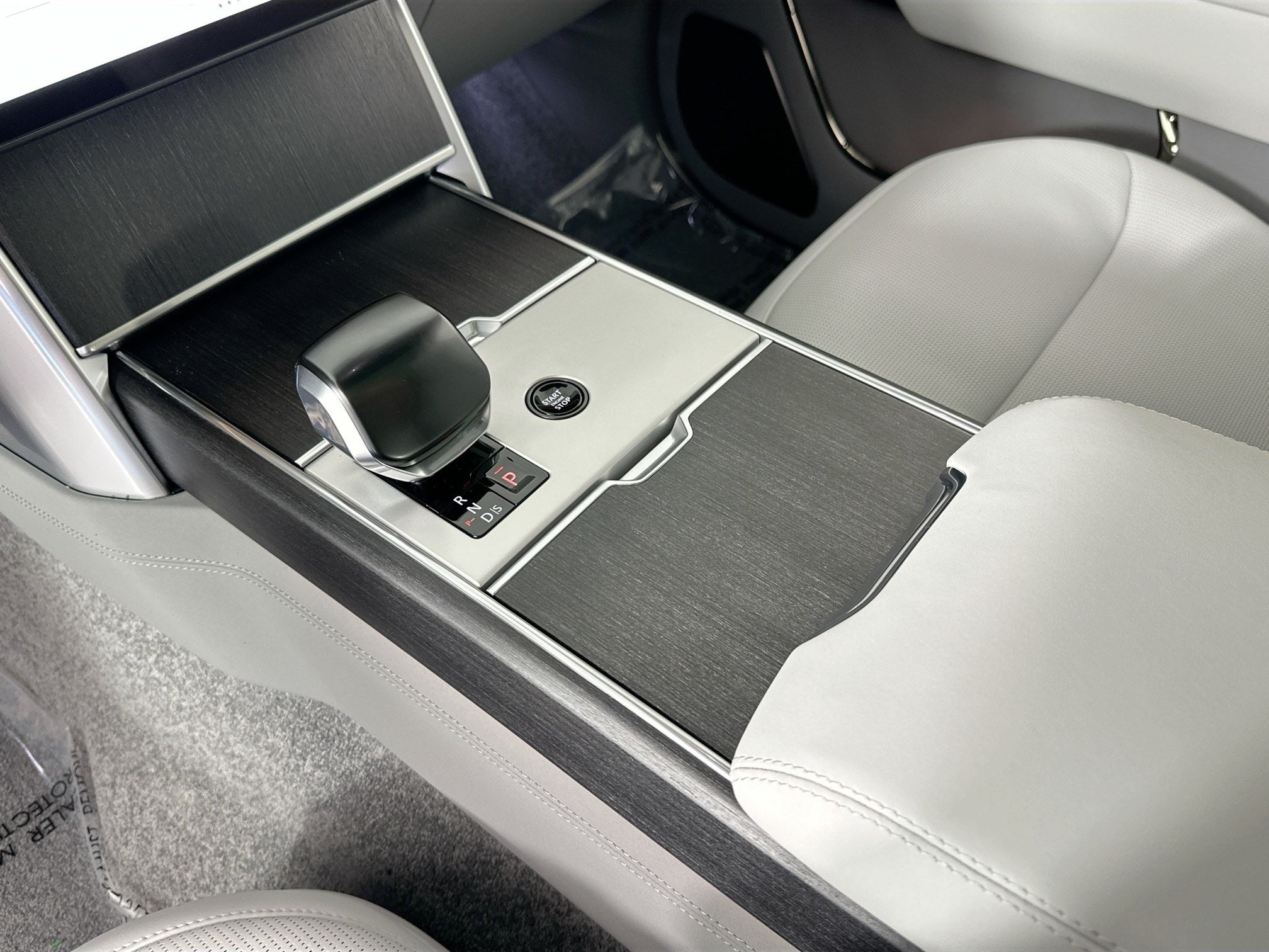 2026 Land Rover Range Rover SV