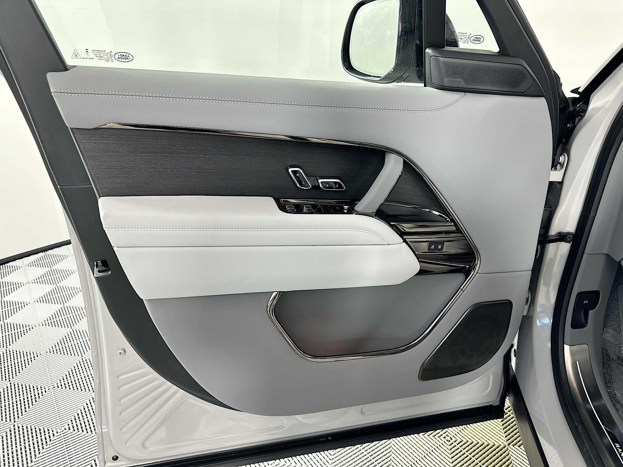 2026 Land Rover Range Rover SV