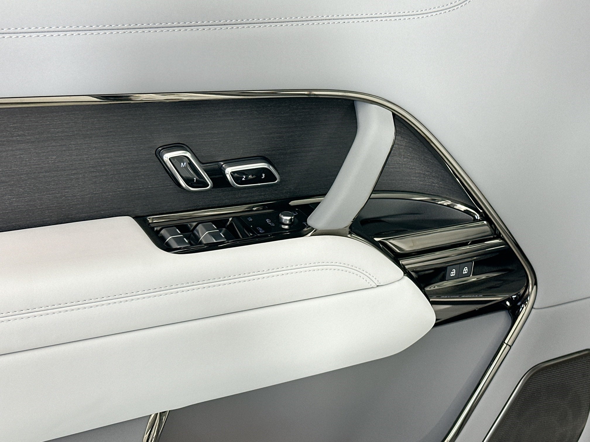 2026 Land Rover Range Rover SV