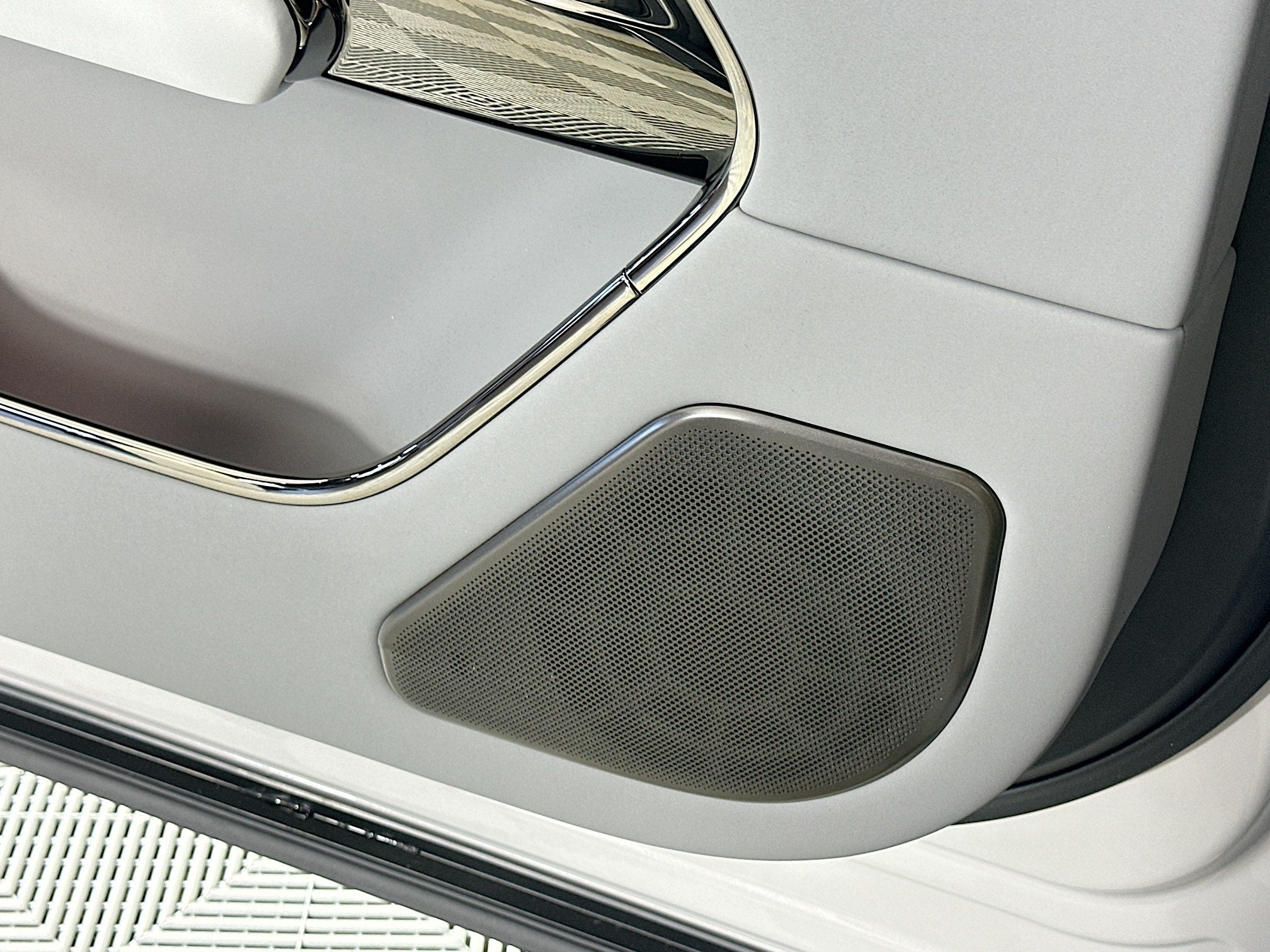 2026 Land Rover Range Rover SV