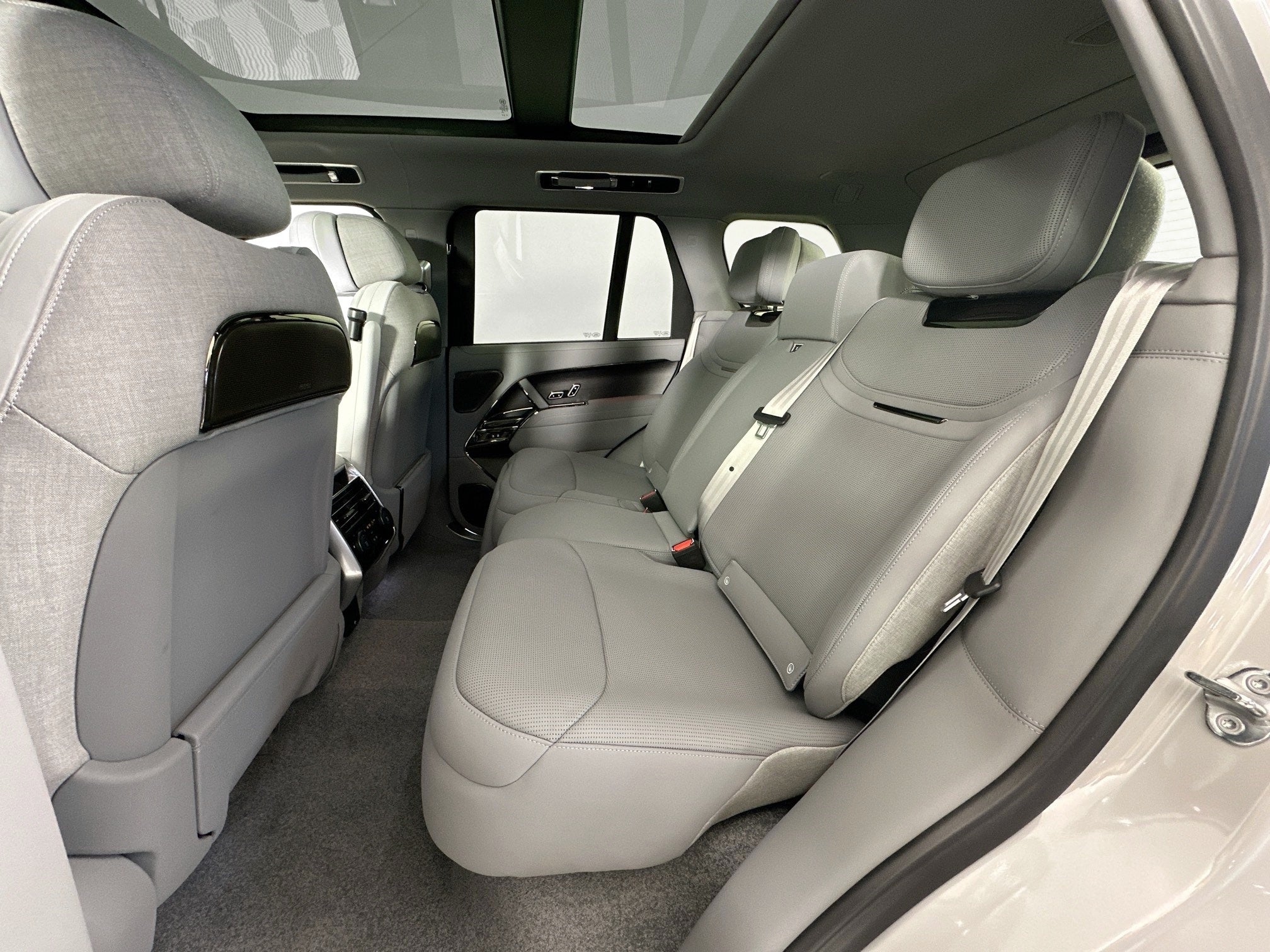 2026 Land Rover Range Rover SV