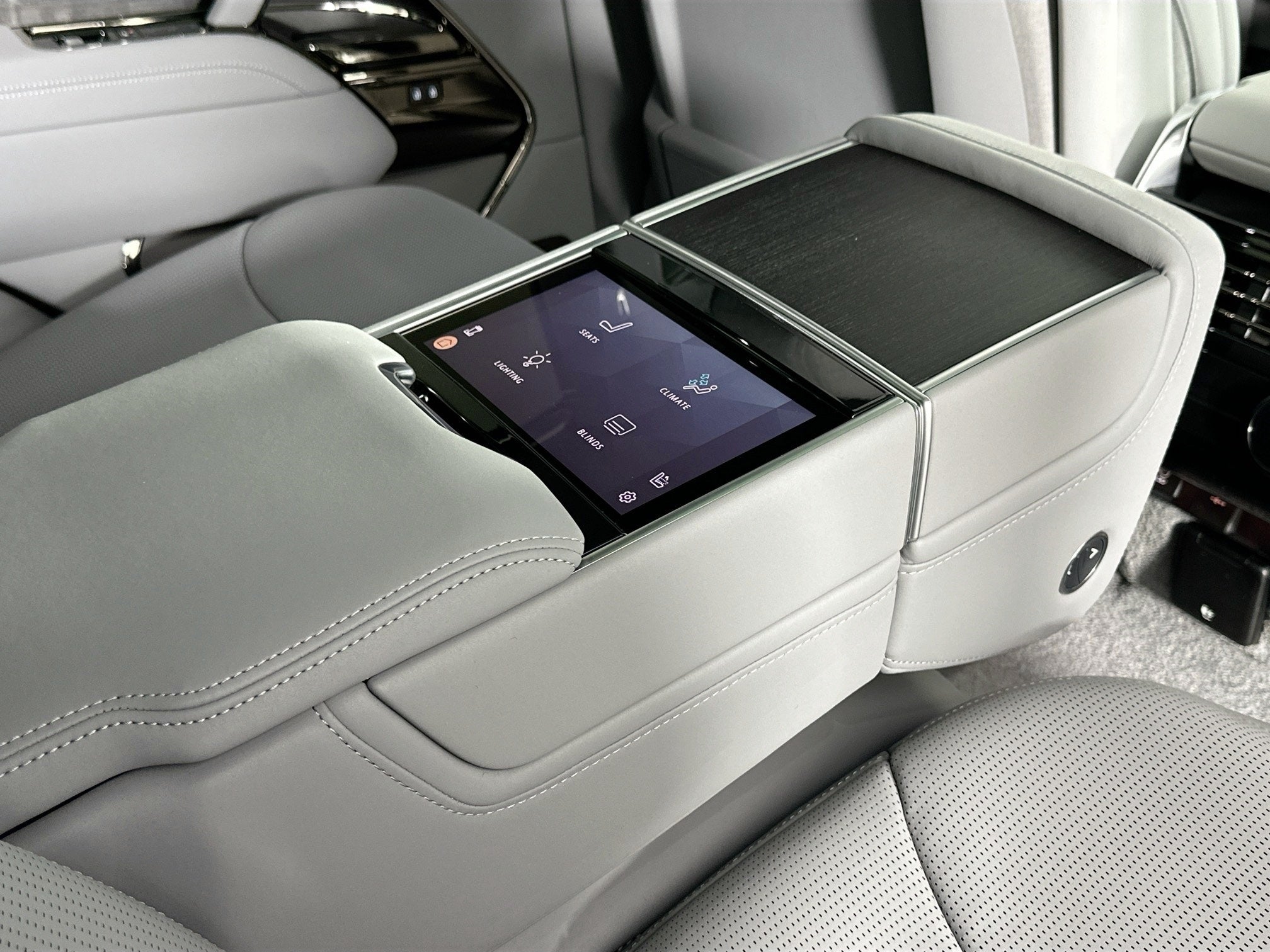 2026 Land Rover Range Rover SV