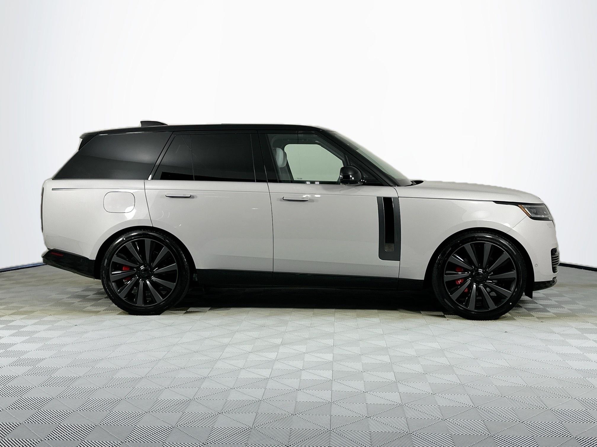 2026 Land Rover Range Rover SV