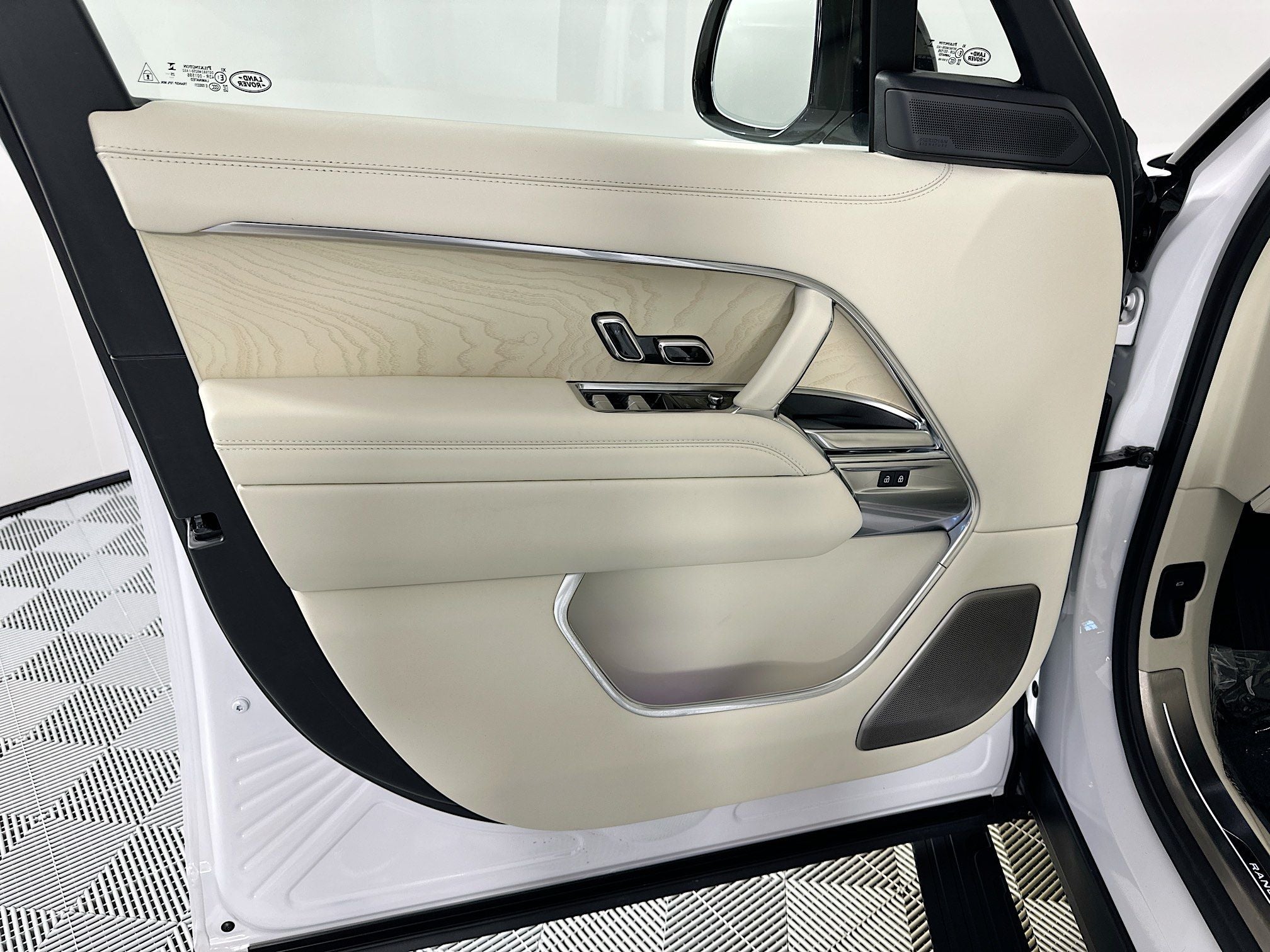 2026 Land Rover Range Rover SV LWB