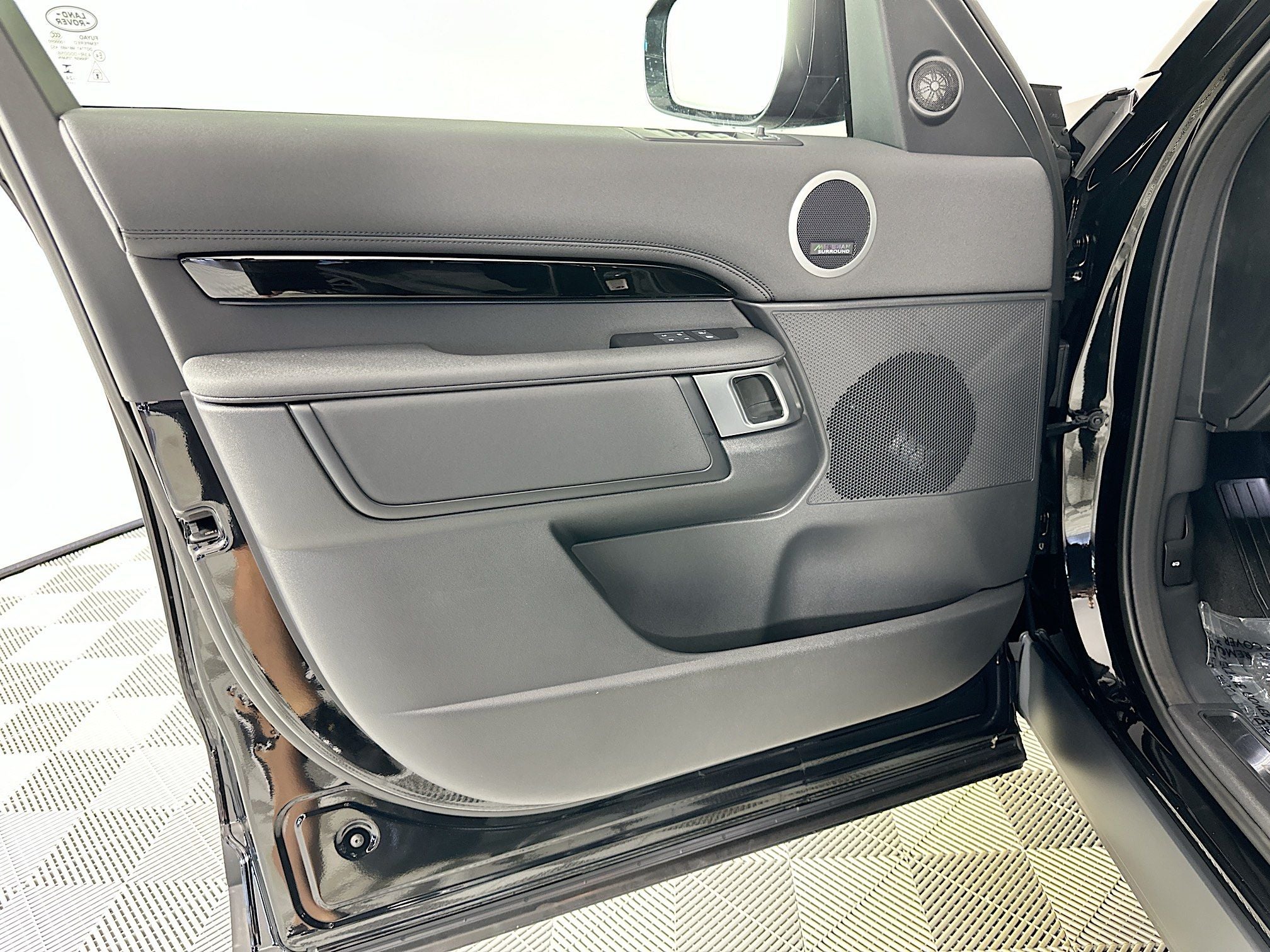 2025 Land Rover Discovery S