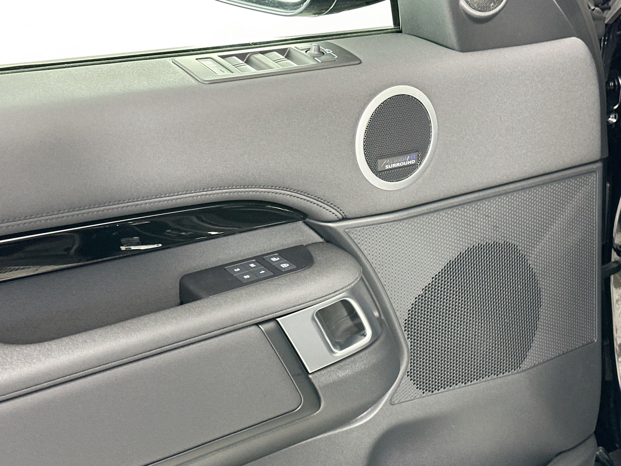 2025 Land Rover Discovery S