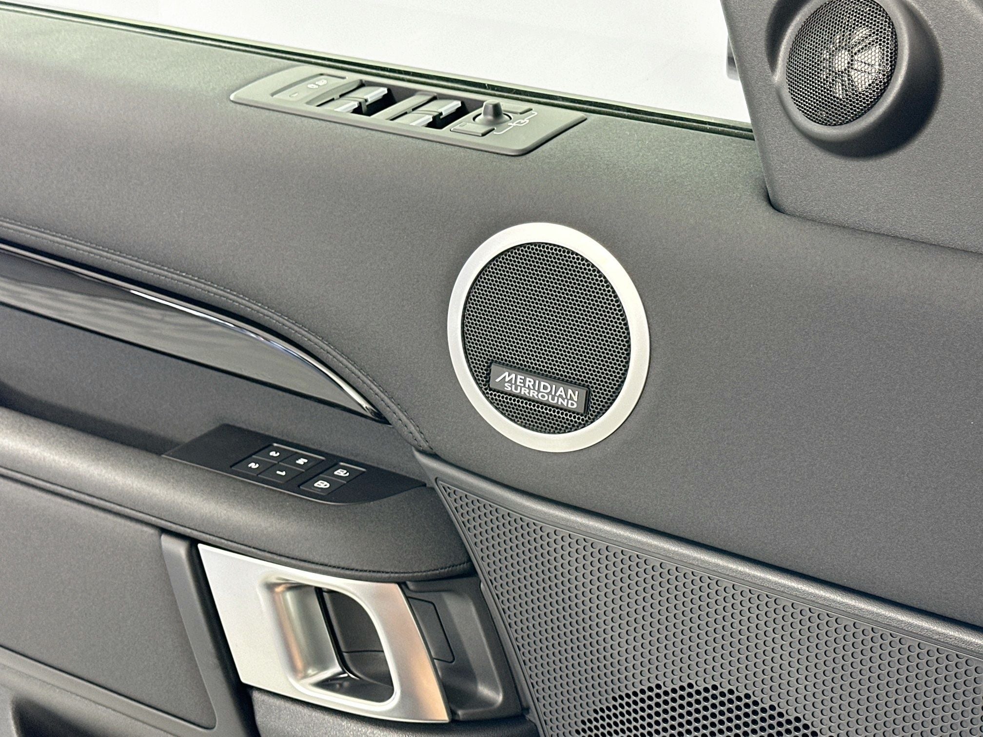 2025 Land Rover Discovery S