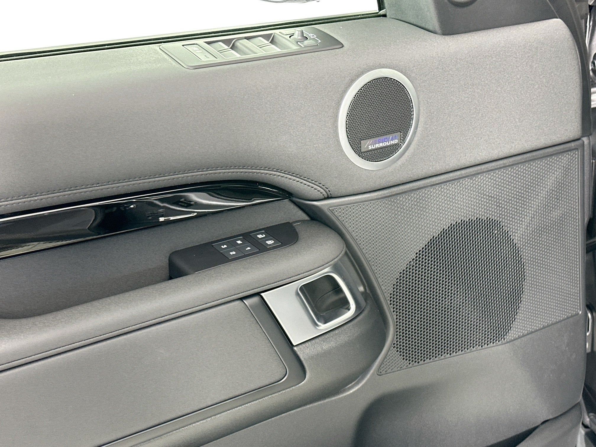 2025 Land Rover Discovery S