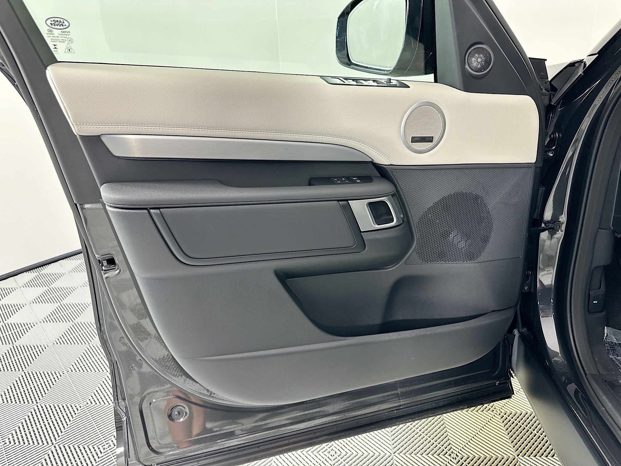 2025 Land Rover Discovery Dynamic SE