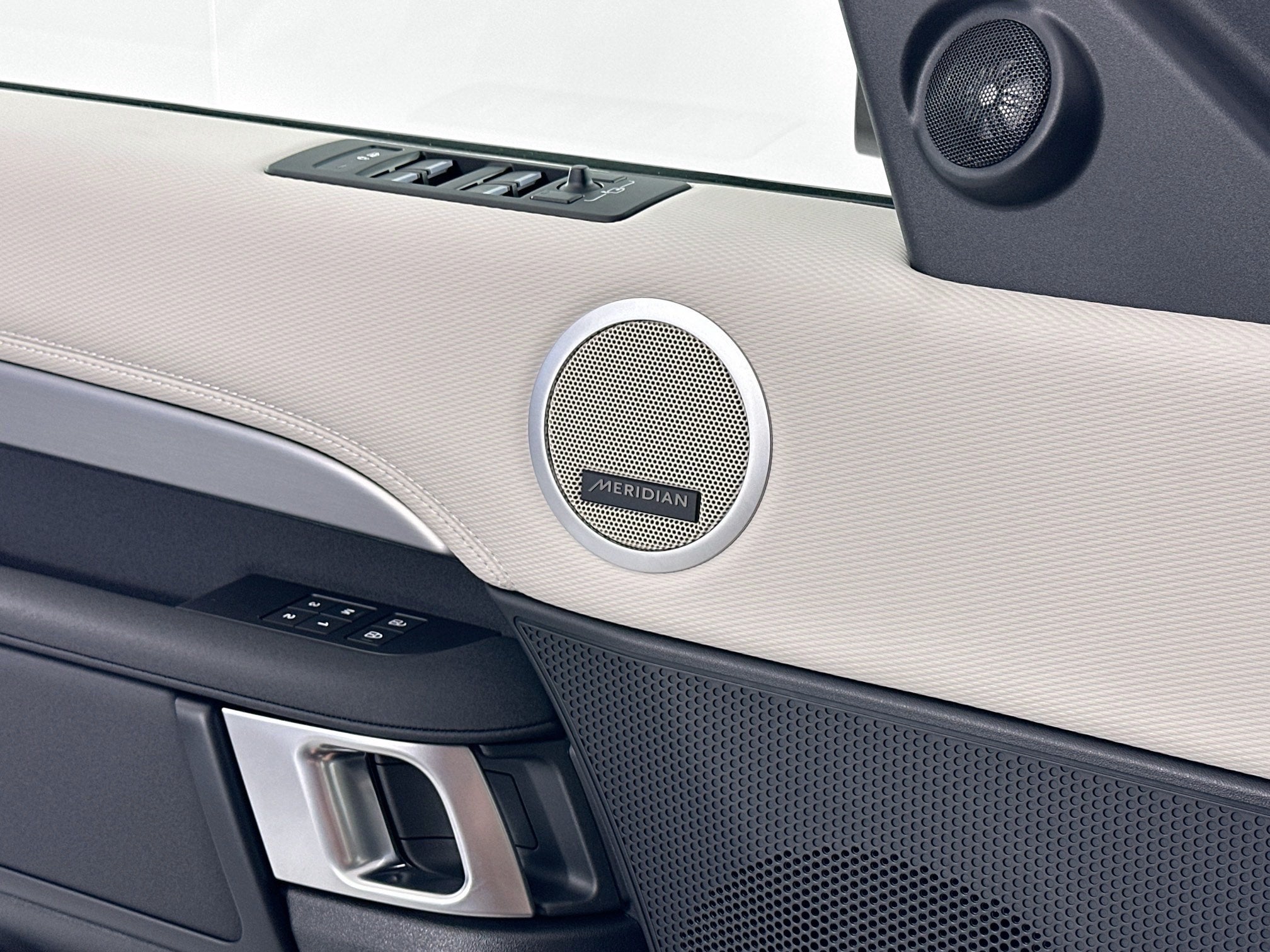 2025 Land Rover Discovery Dynamic SE