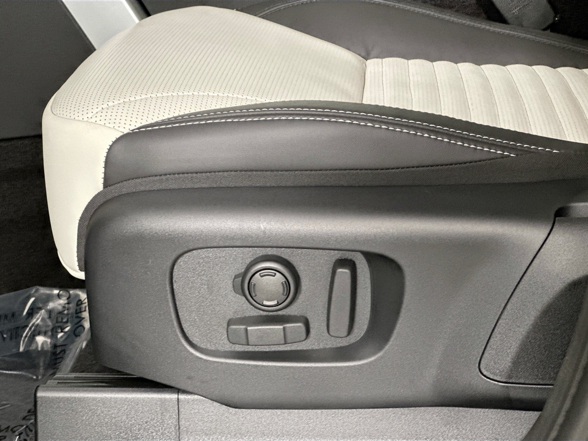 2025 Land Rover Discovery Dynamic SE