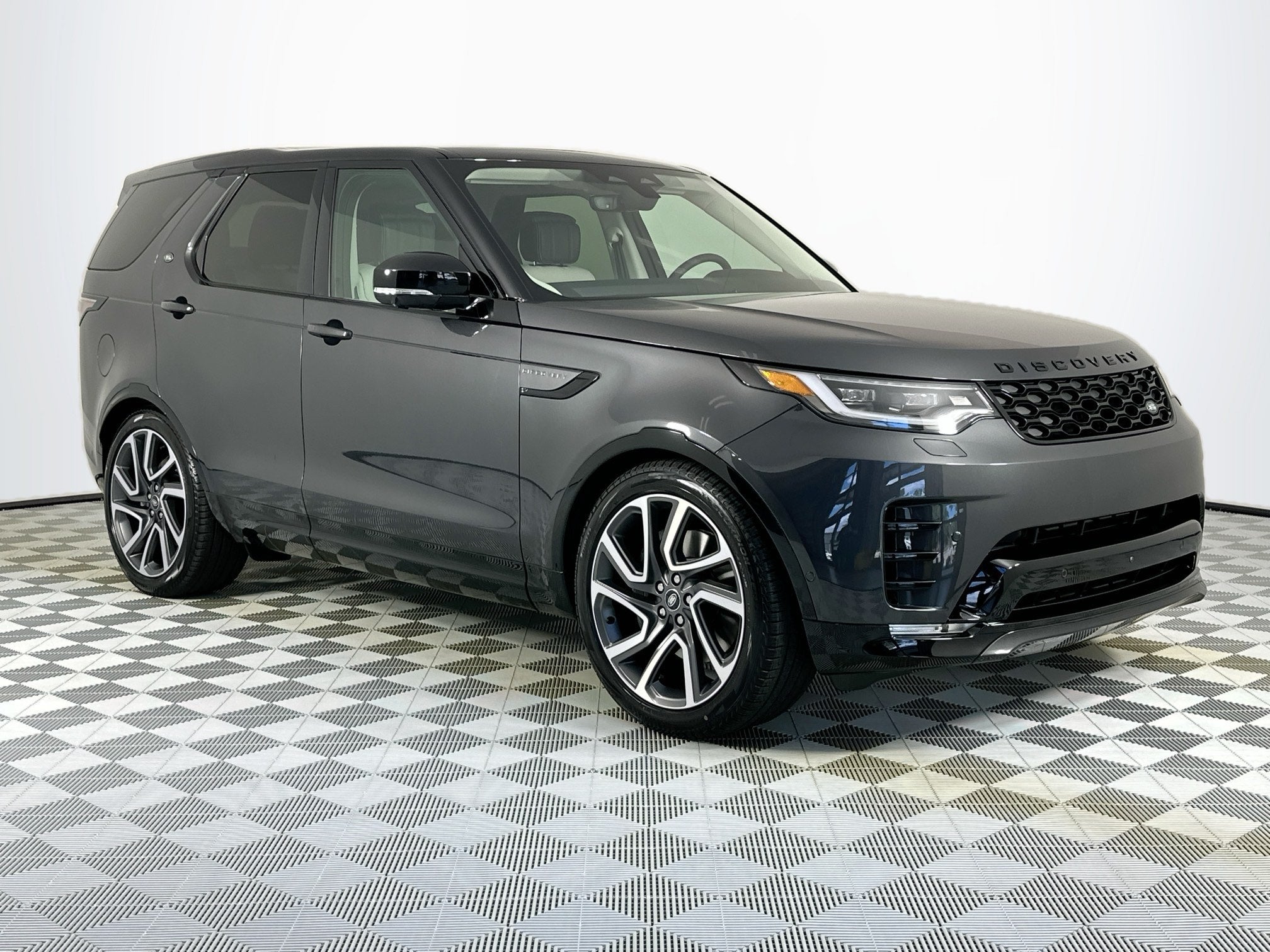 2025 Land Rover Discovery Dynamic SE