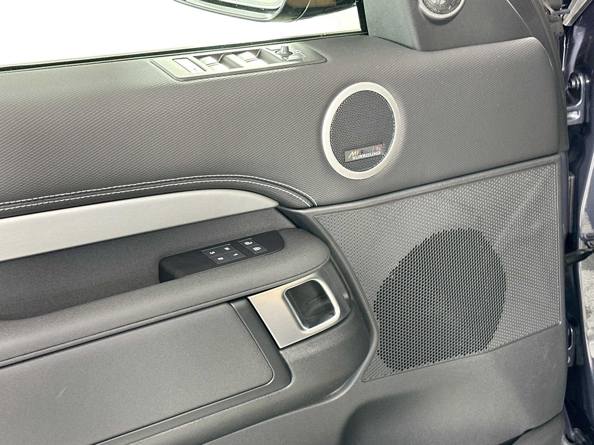 2025 Land Rover Discovery Dynamic SE