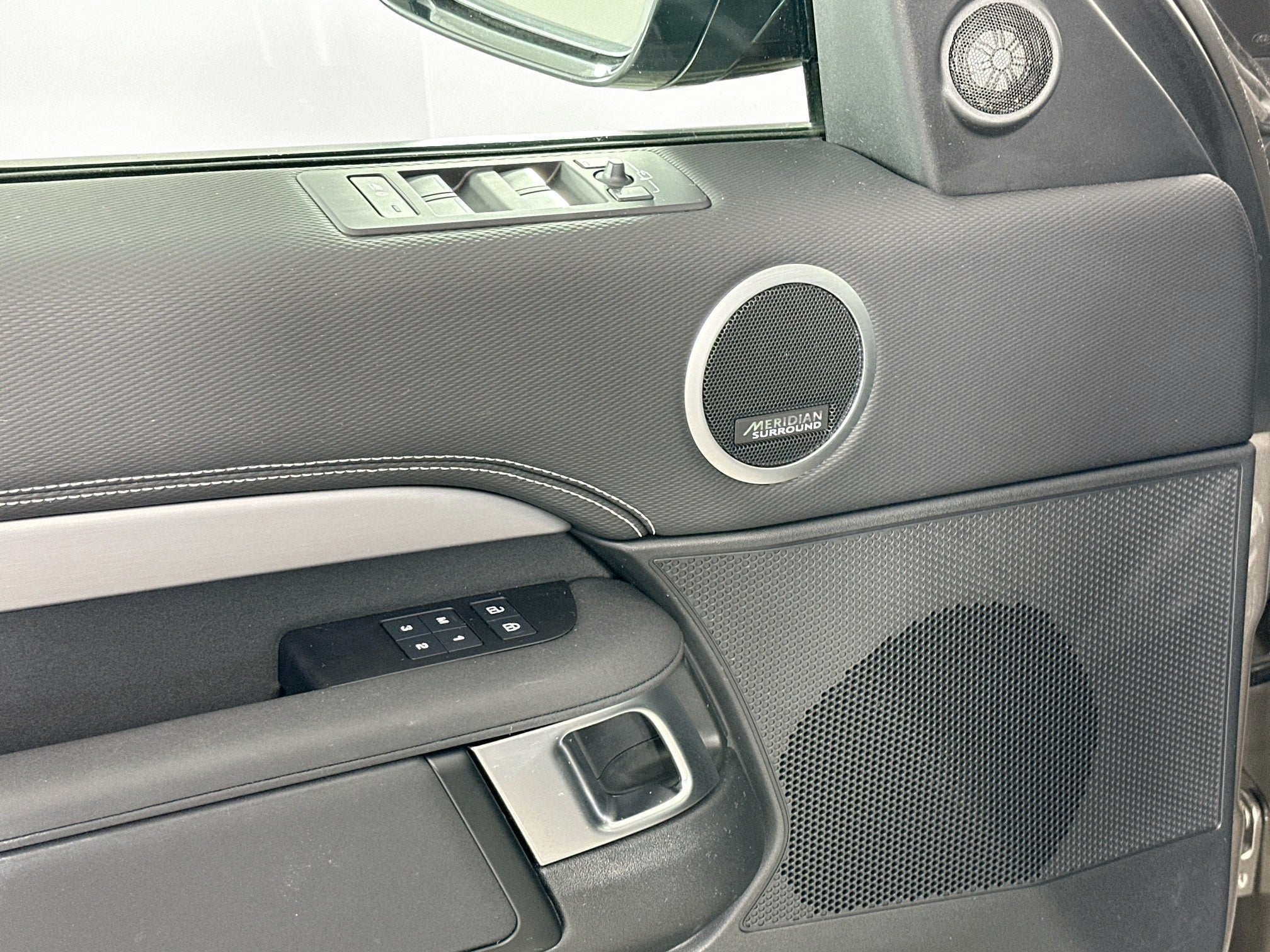 2024 Land Rover Discovery Dynamic SE