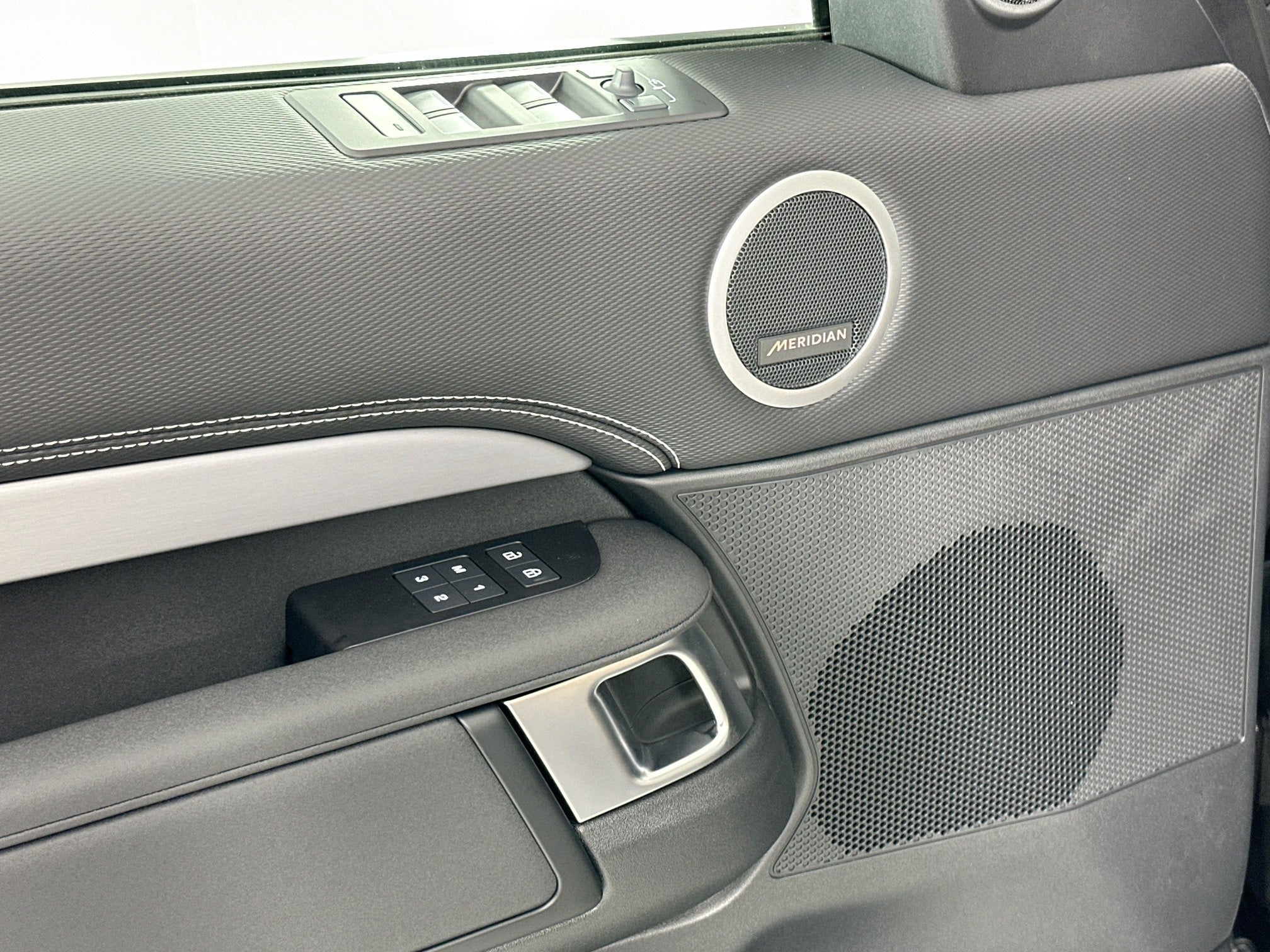 2025 Land Rover Discovery Dynamic SE