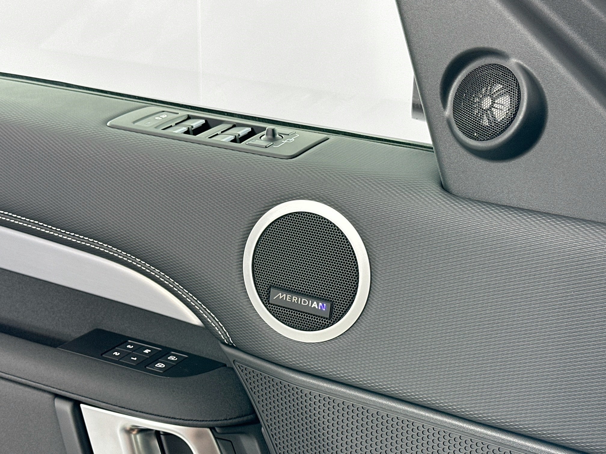 2025 Land Rover Discovery Dynamic SE