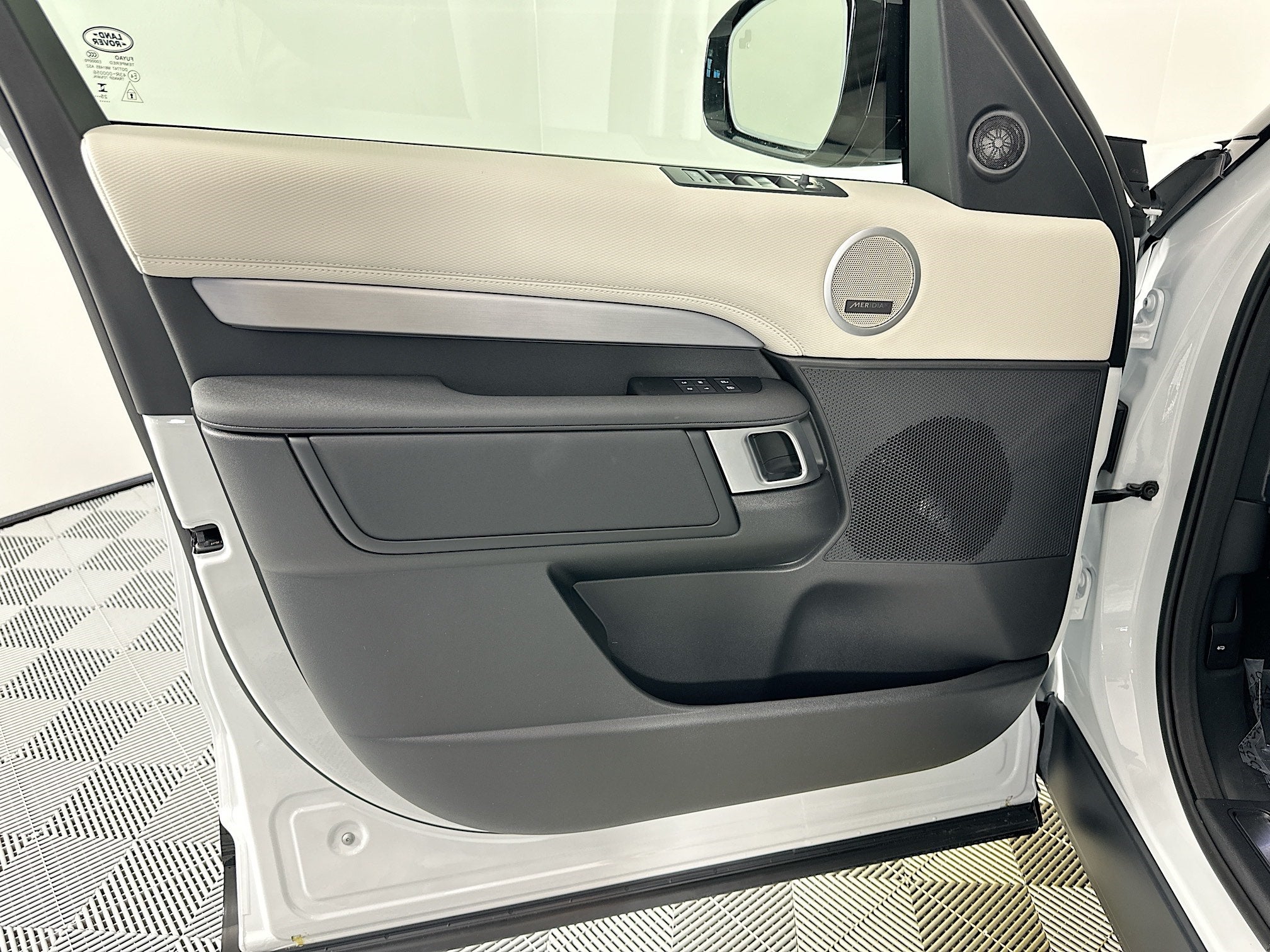 2026 Land Rover Discovery Base