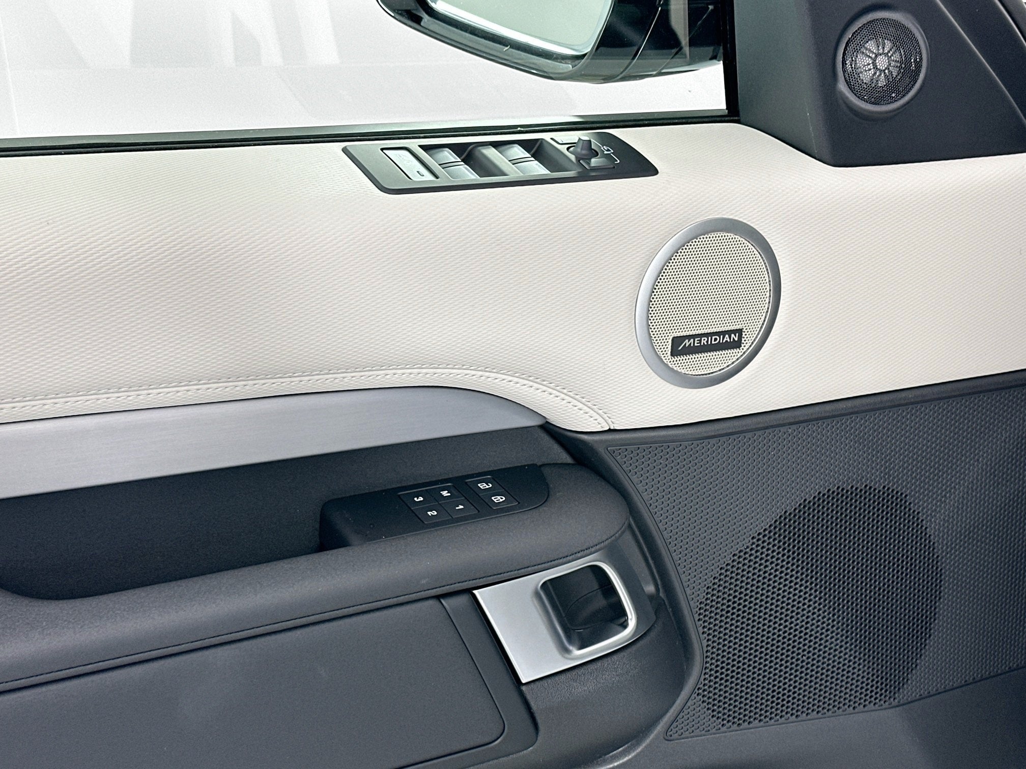 2026 Land Rover Discovery Base