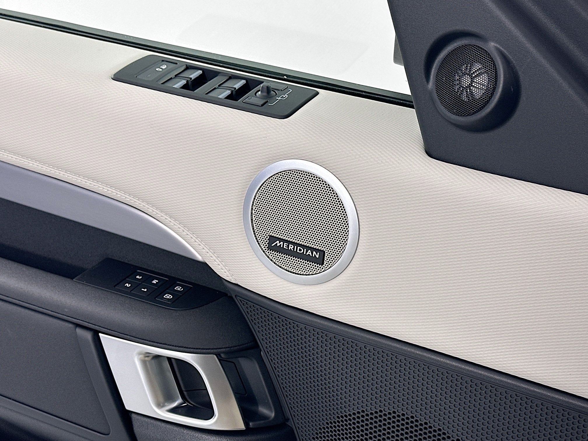 2026 Land Rover Discovery Base