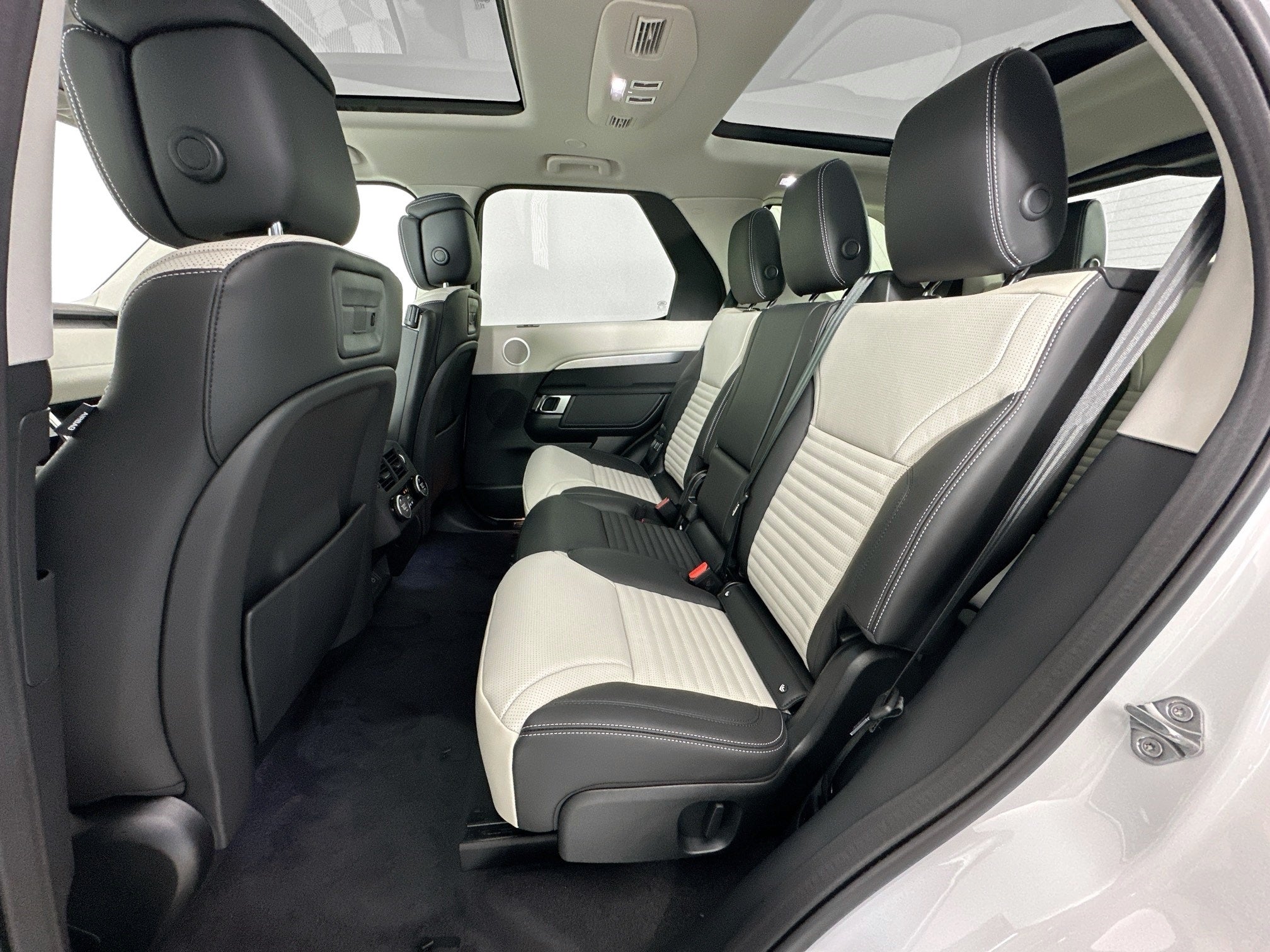 2026 Land Rover Discovery Base