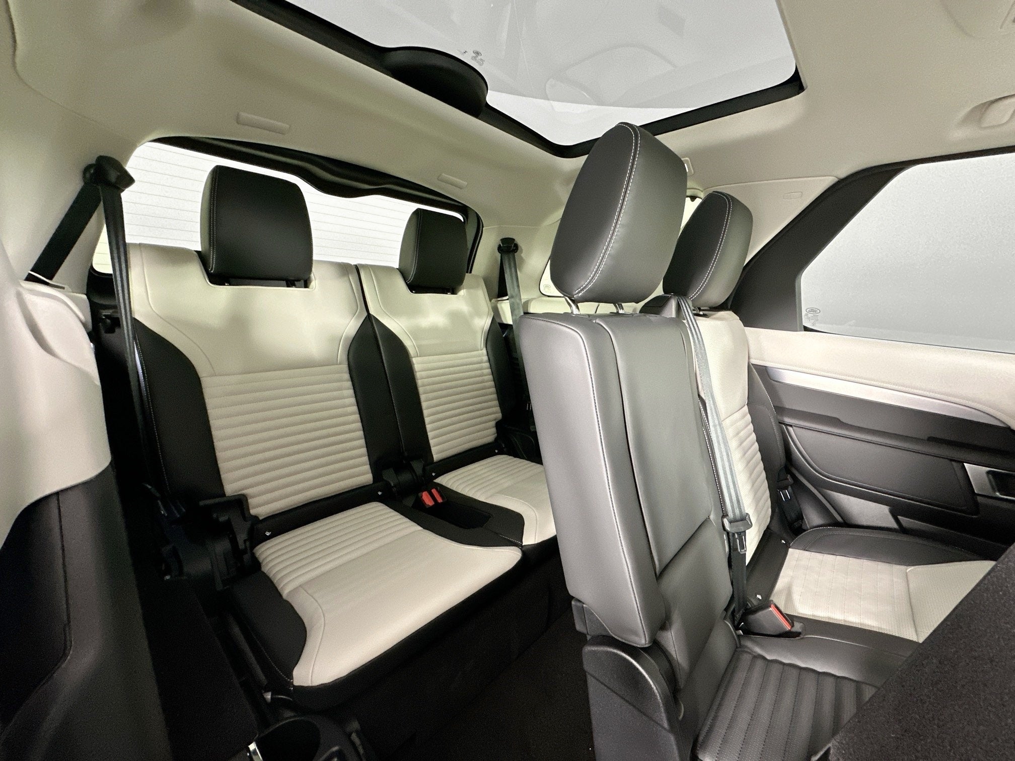 2026 Land Rover Discovery Base