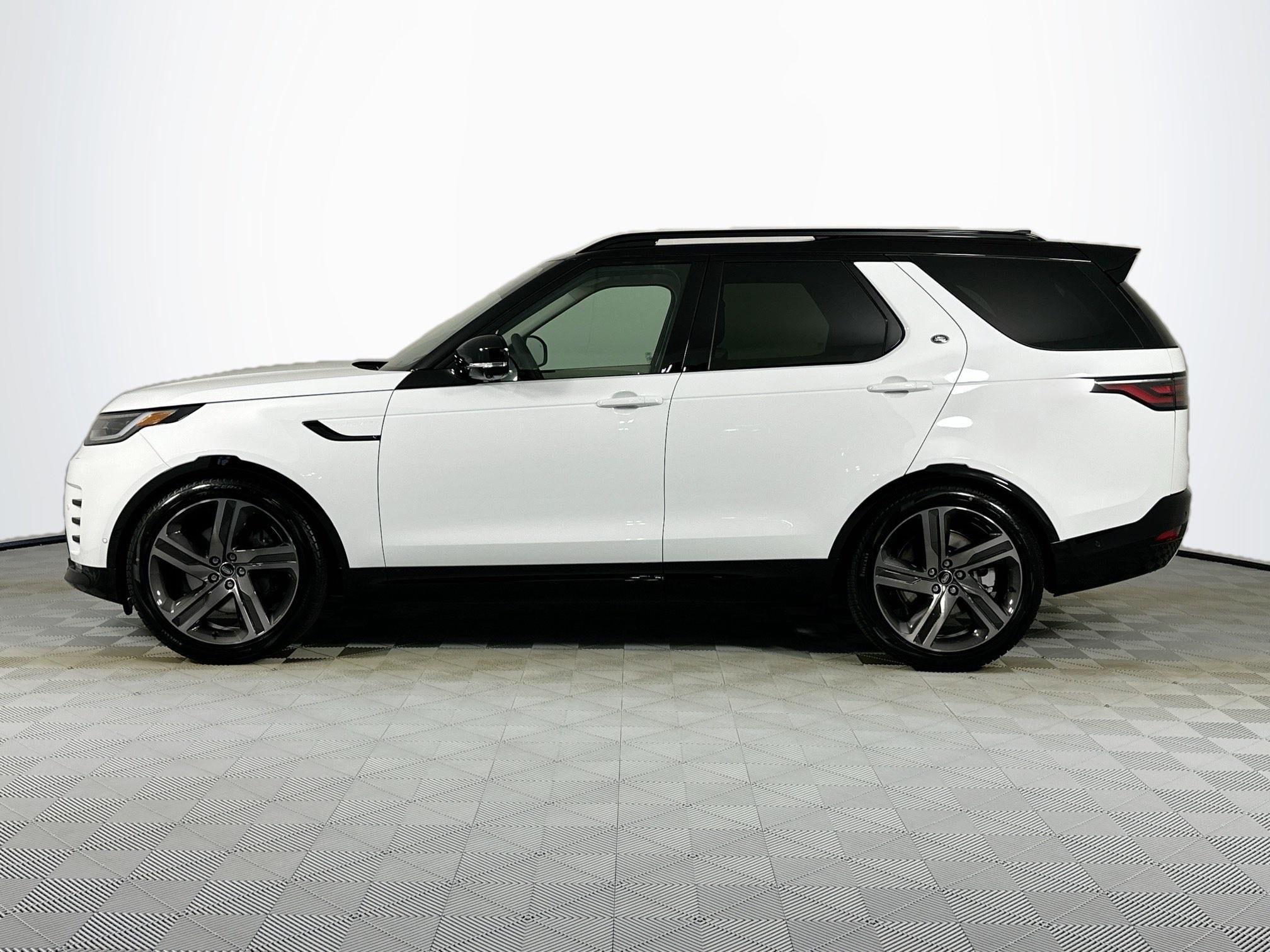 2026 Land Rover Discovery Base