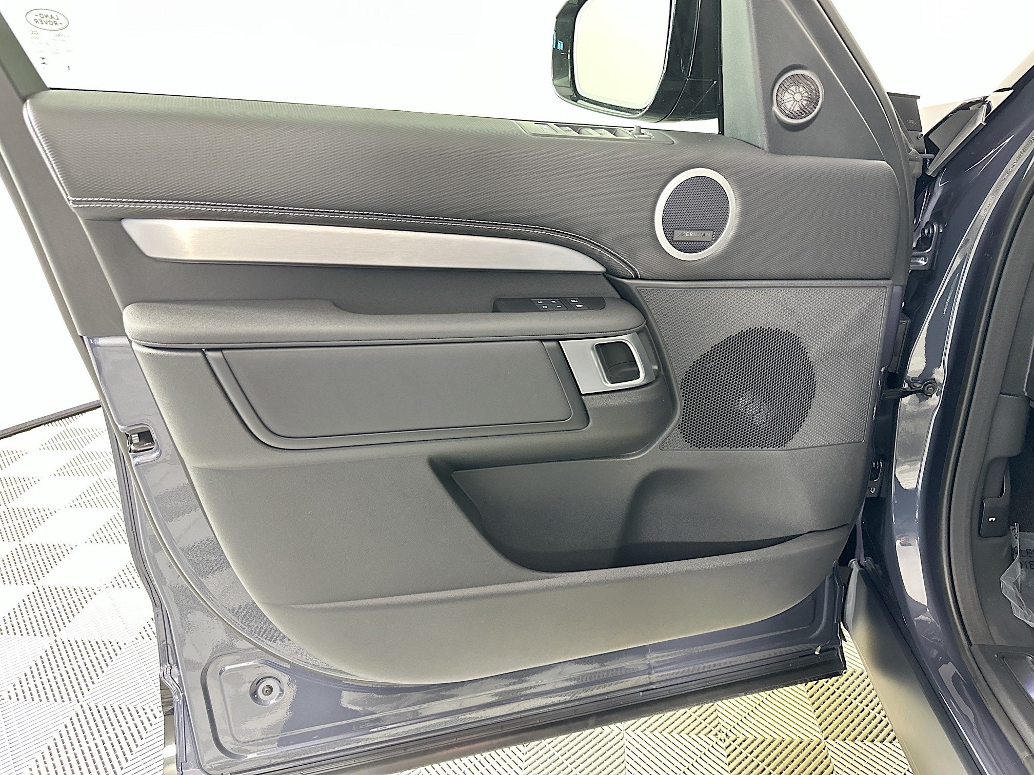 2026 Land Rover Discovery Base