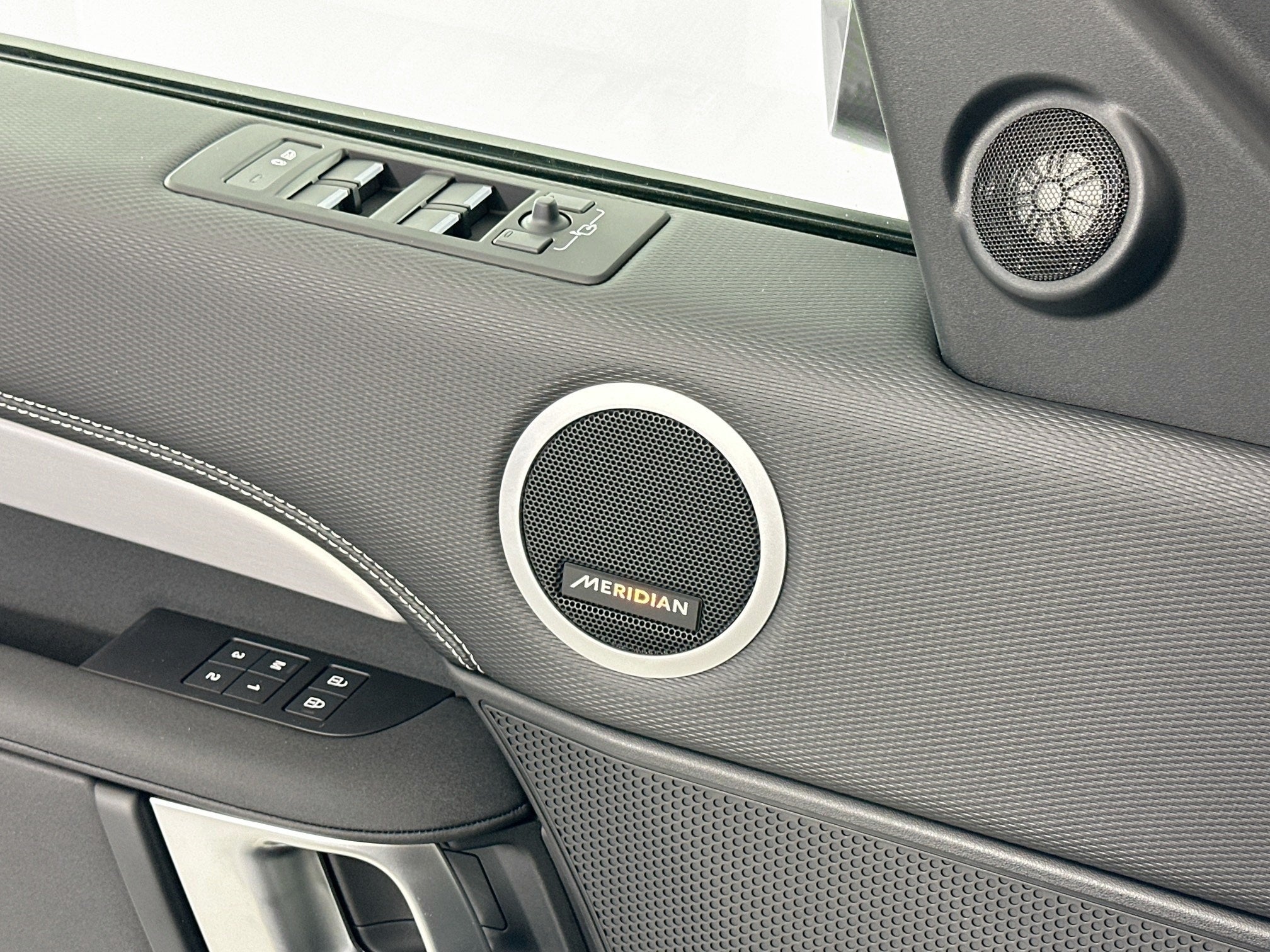 2026 Land Rover Discovery Base